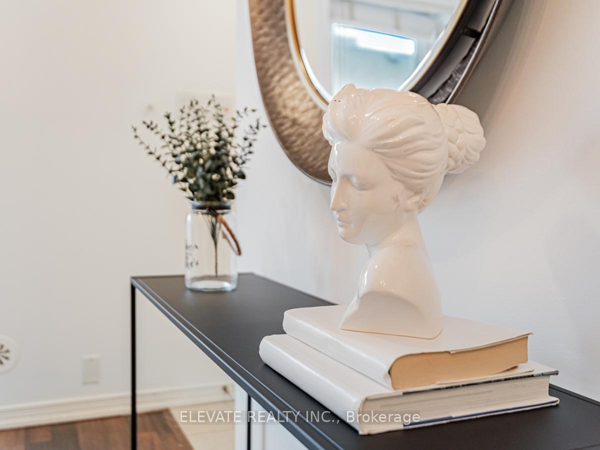 2 Bedrooms Condo at 15 Coneflower, Toronto For sale