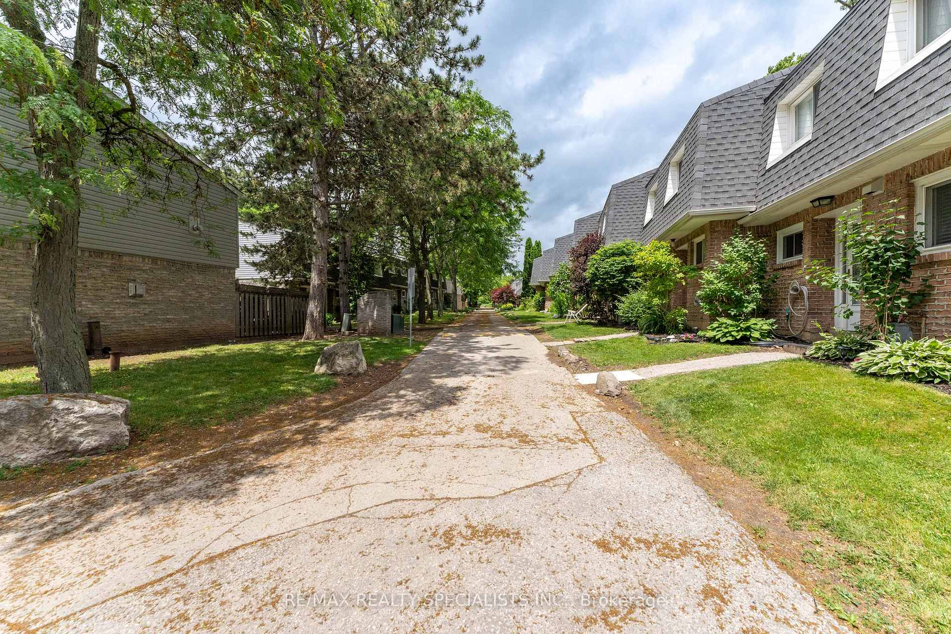 3 Bedrooms Condo at 2050 Upper Middle, Burlington For sale