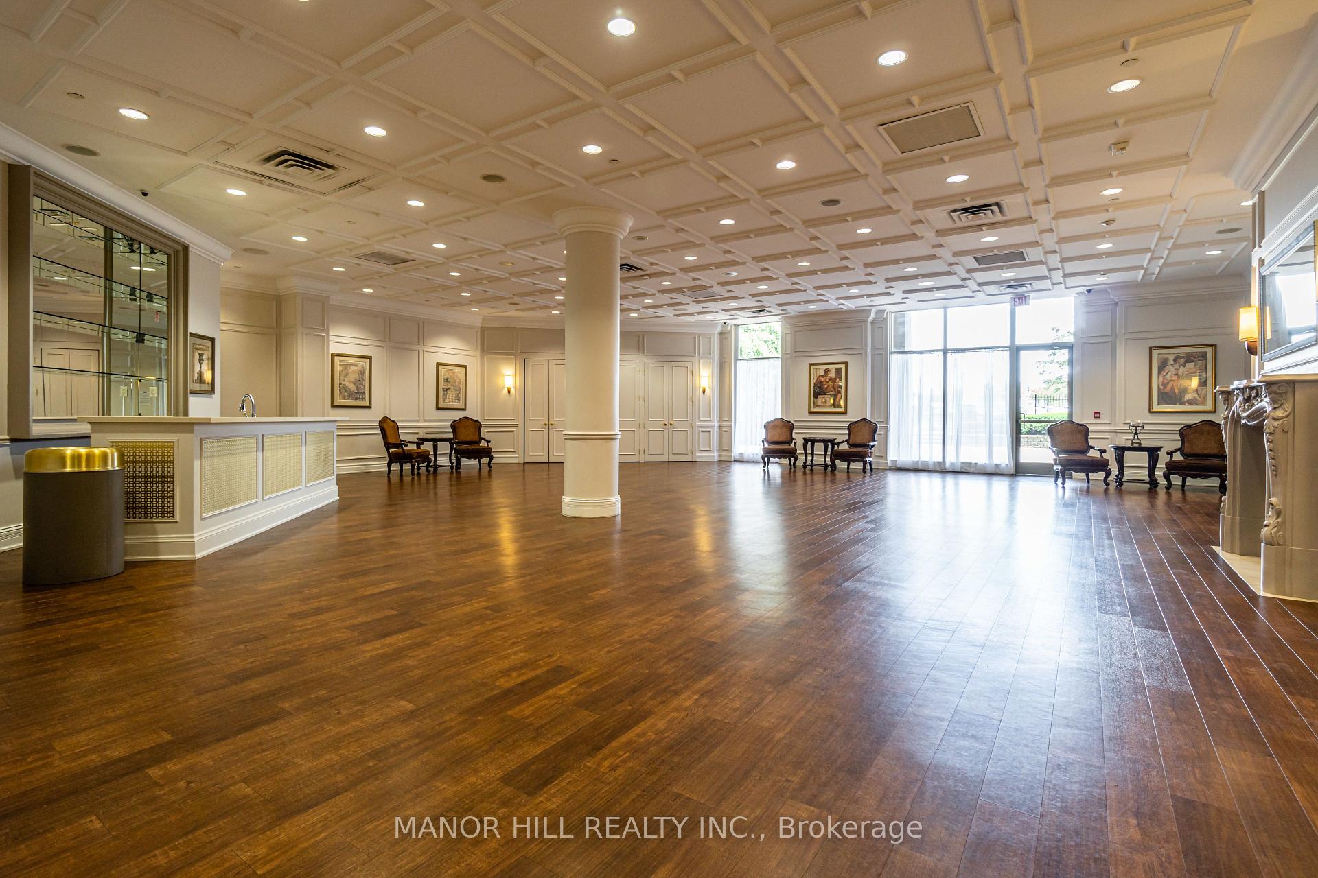 2 Bedrooms Condo at 35 Kingsbridge Garden,  Mississauga For sale