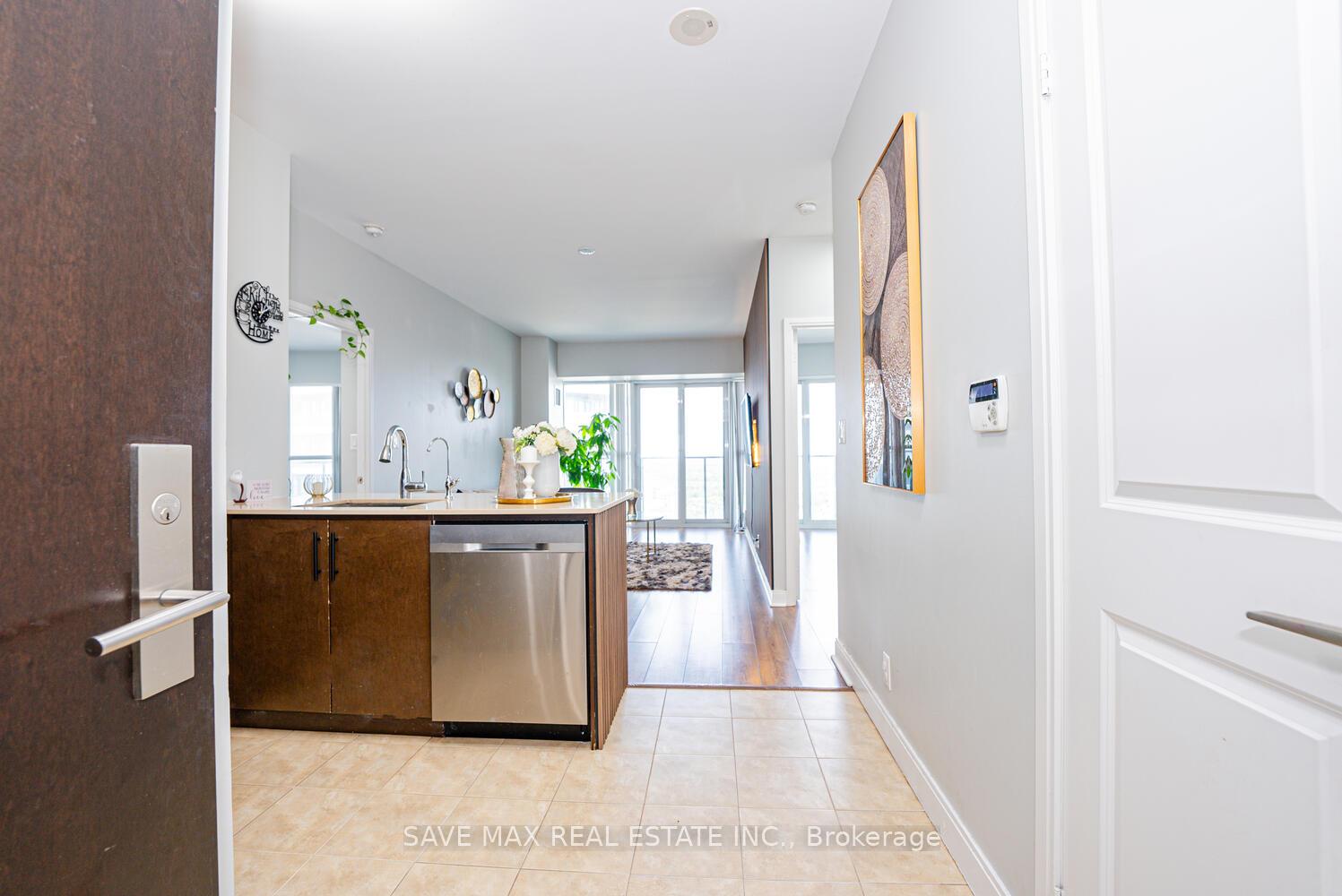 2 Bedrooms Condo at 60 Absolute, Mississauga For sale