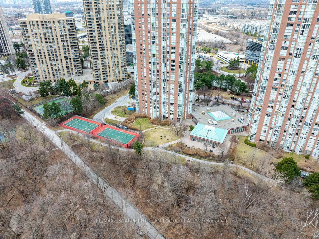3 Bedrooms Condo at 7 Concorde,  Toronto For sale