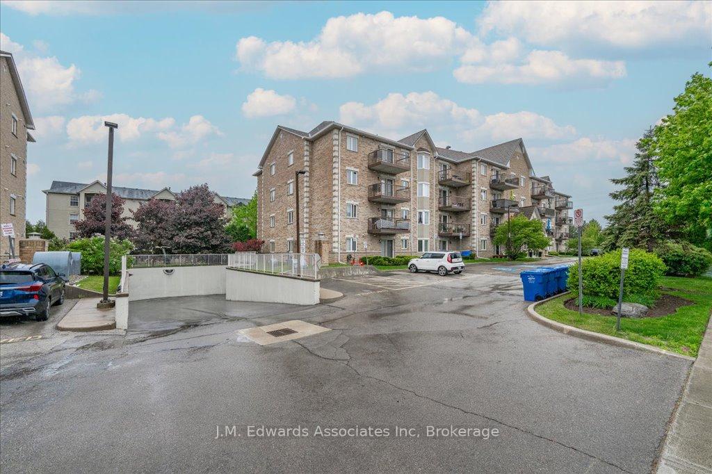 2 Bedrooms Condo at 4006 Kilmer, Burlington For sale