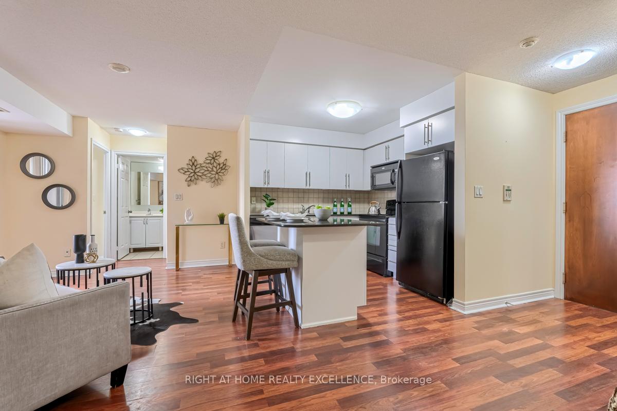 2 Bedrooms Condo at 310 Burnhamthorpe, Mississauga For sale