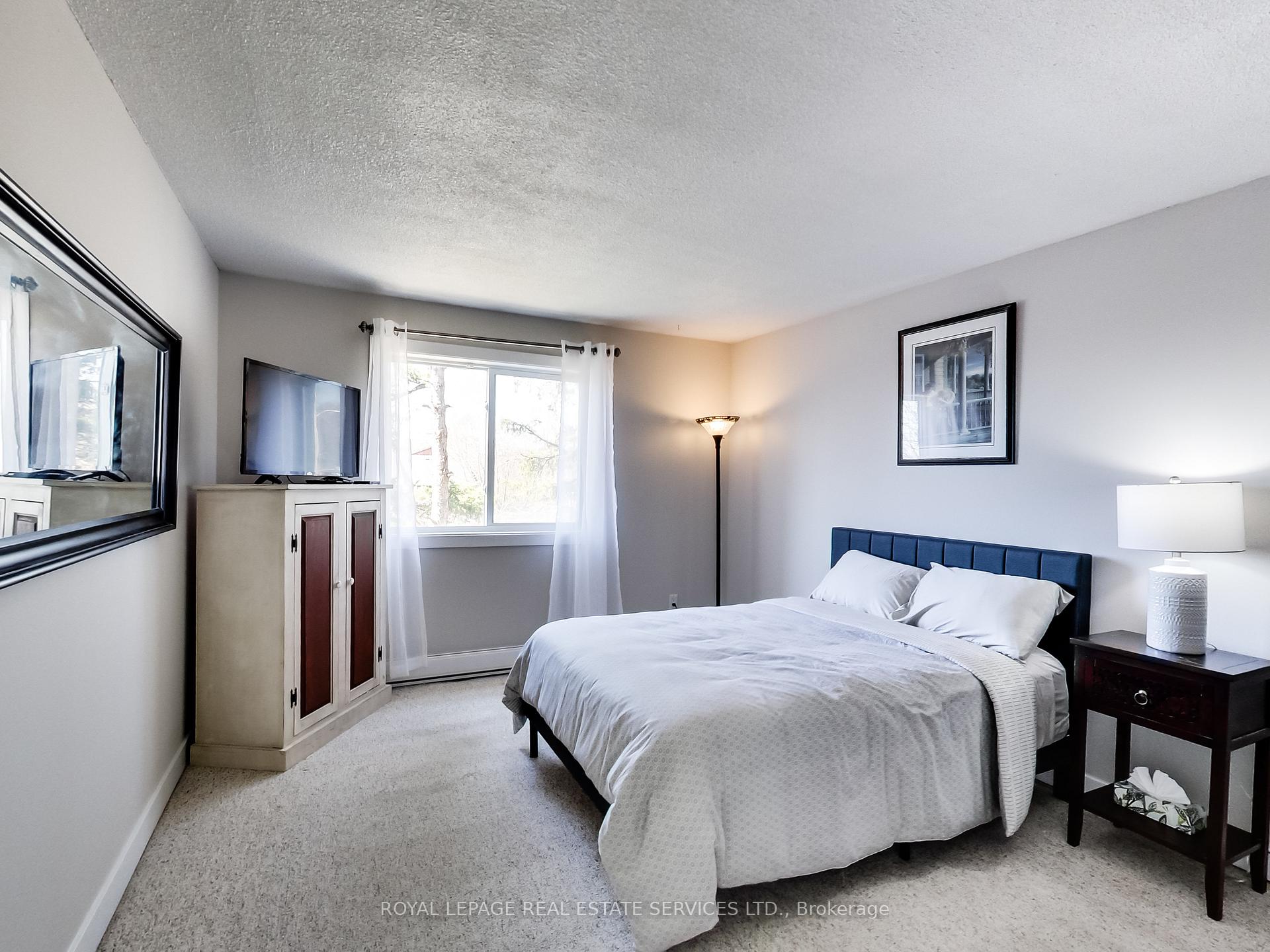 3 Bedrooms Condo at 1008 Falgarwood, Oakville For sale