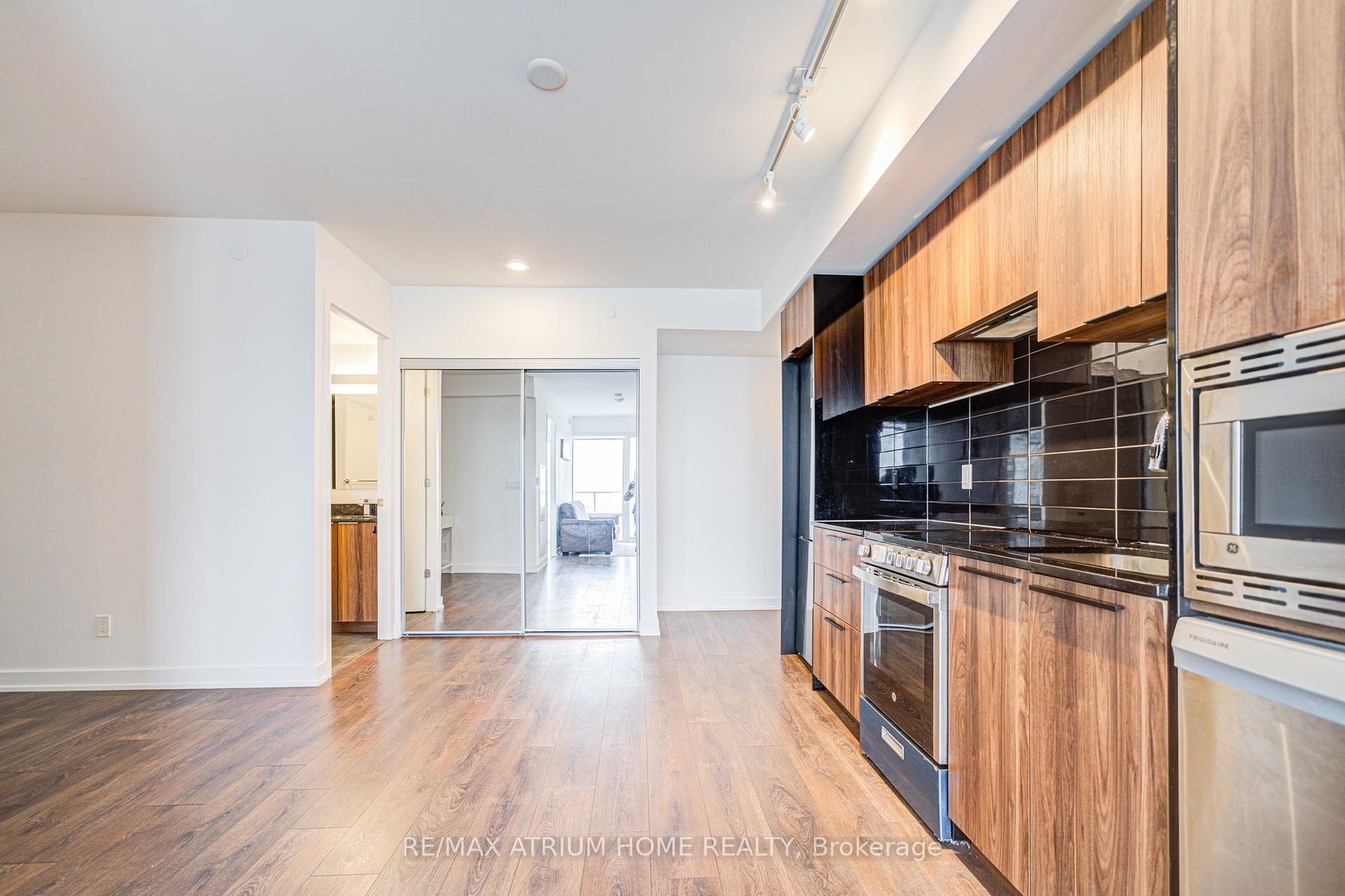 2 Bedrooms Condo at 501 Yonge, Toronto For sale
