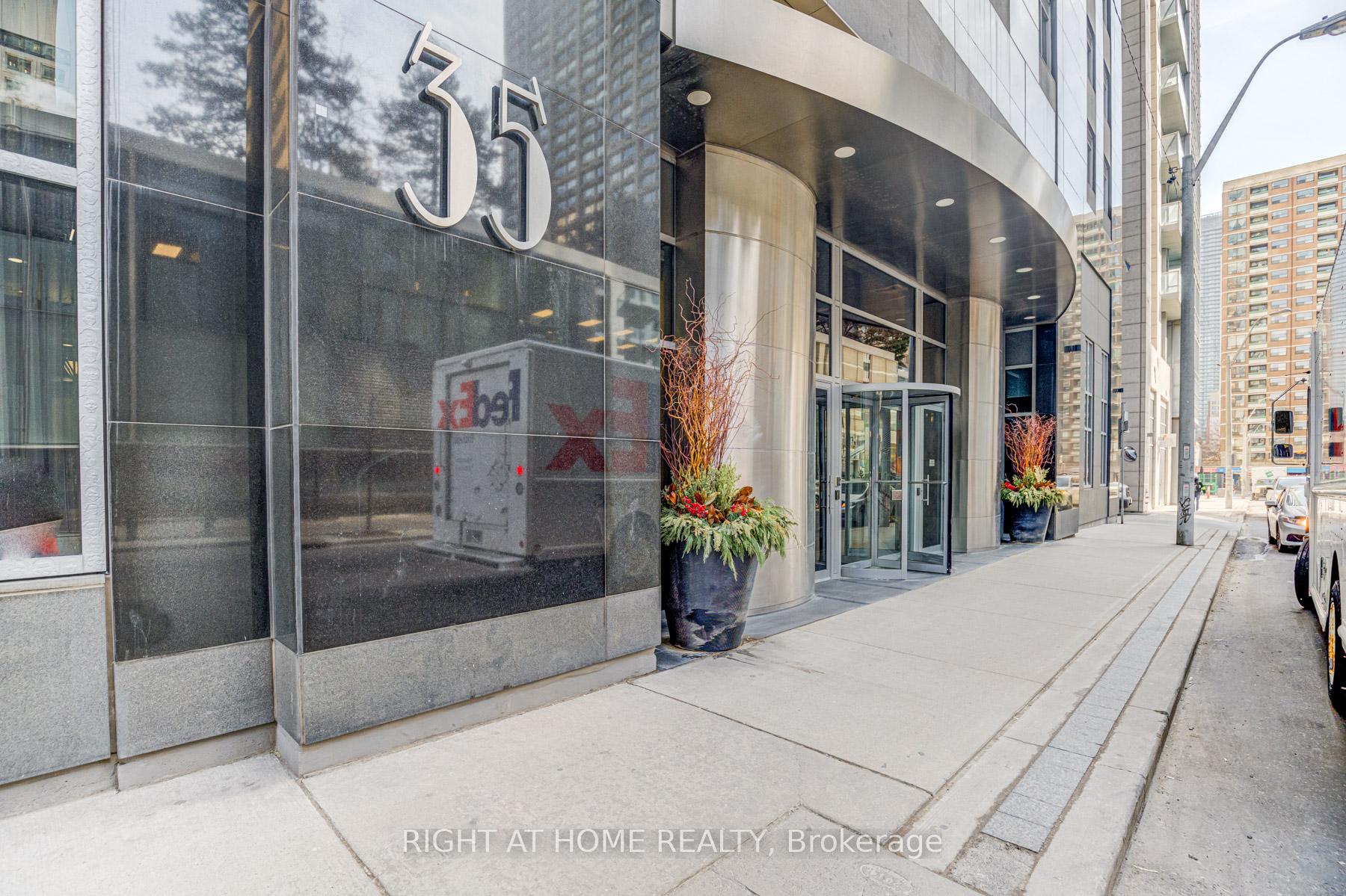 2 Bedrooms Condo at 35 Balmuto,  Toronto For sale