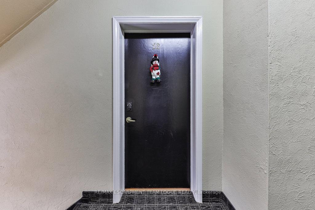 2 Bedrooms Co-op at 288 Reynolds,  Oakville For sale