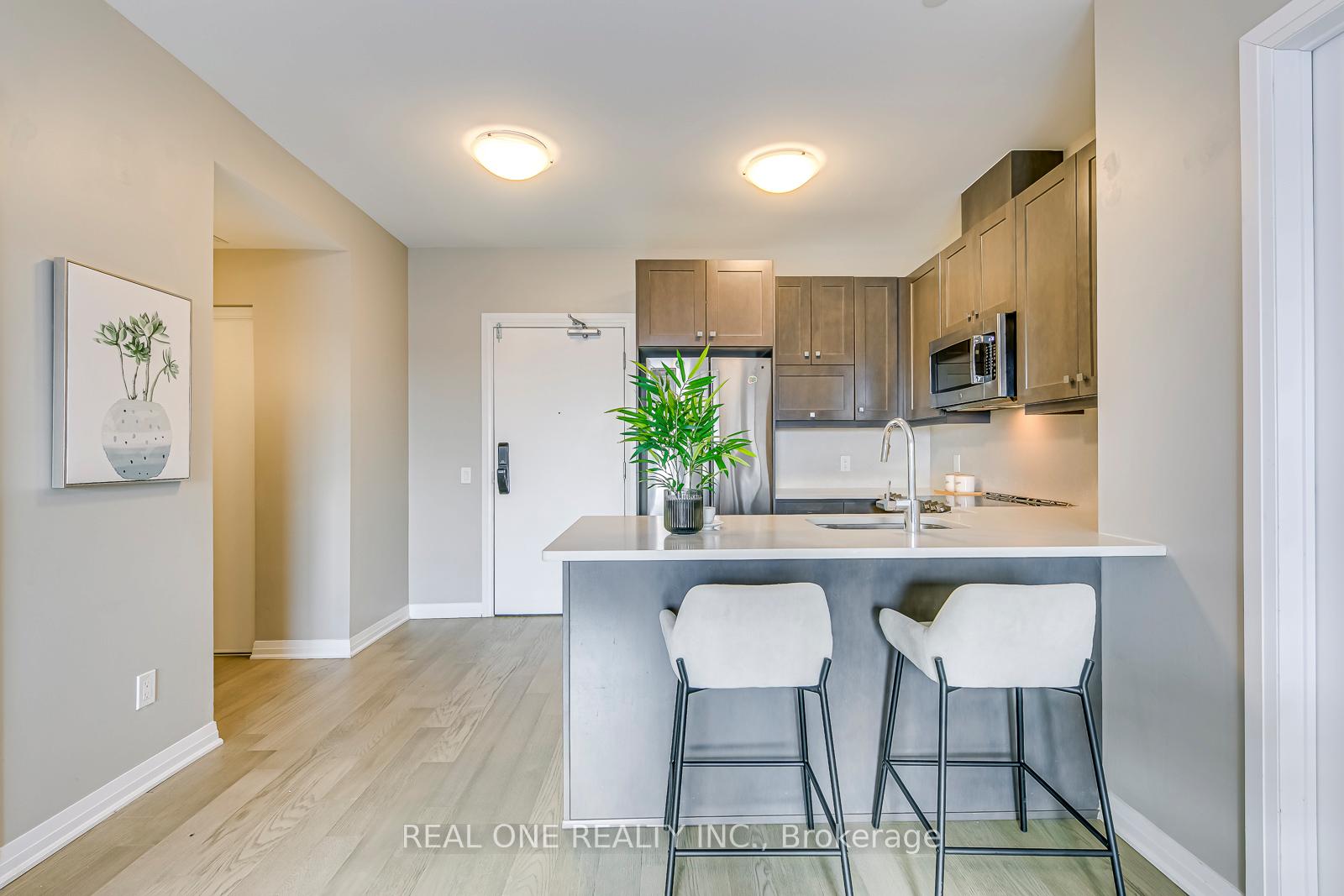 2 Bedrooms Condo at 95 Dundas, Oakville For sale