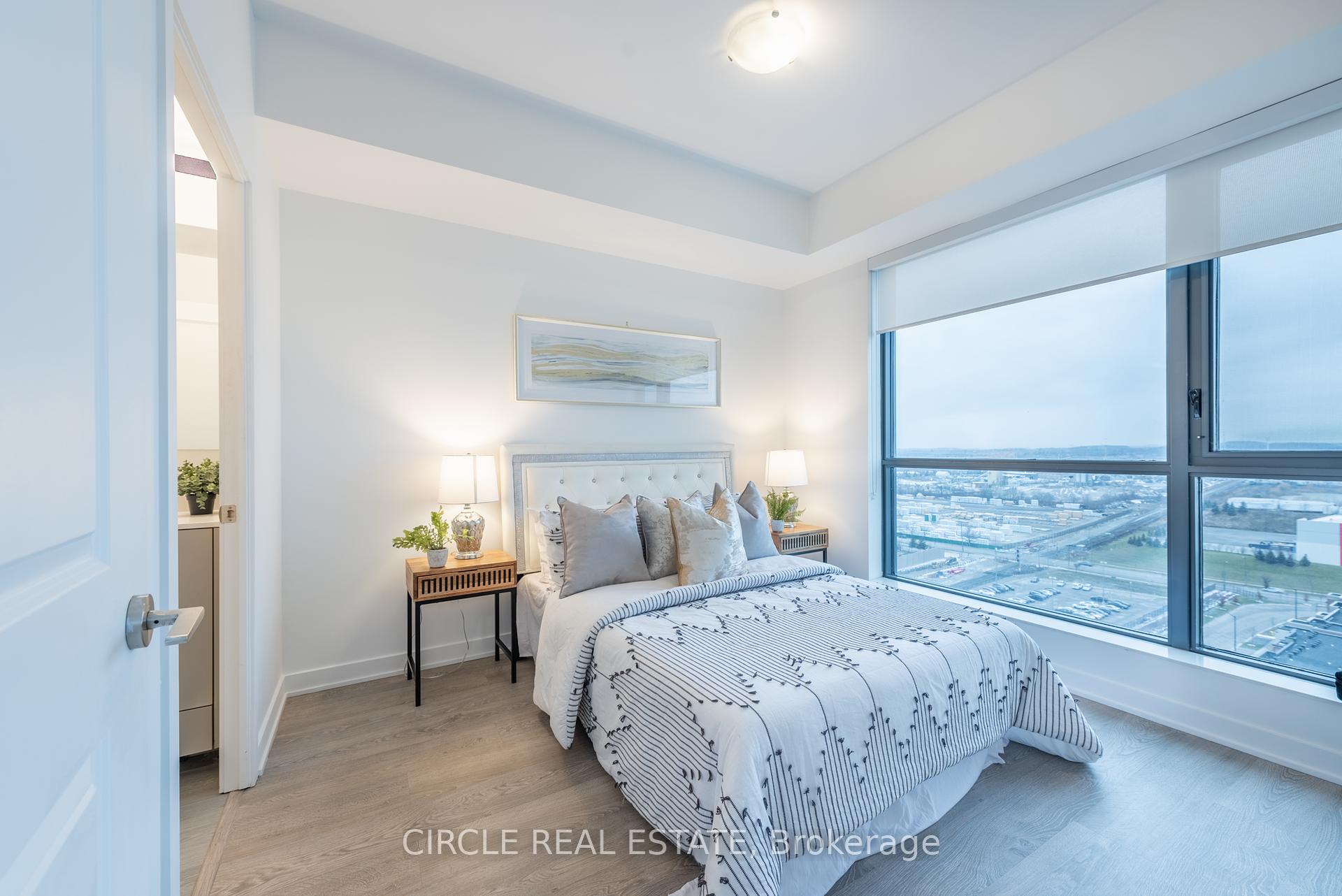 2 Bedrooms Condo at 120 Eagle Rock,  Vaughan For sale