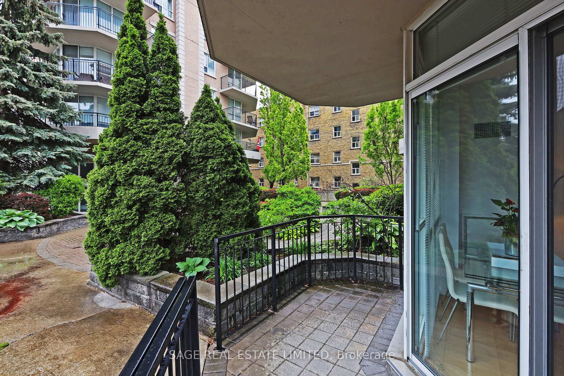 2 Bedrooms Condo at 55 Lorindale, Toronto For sale