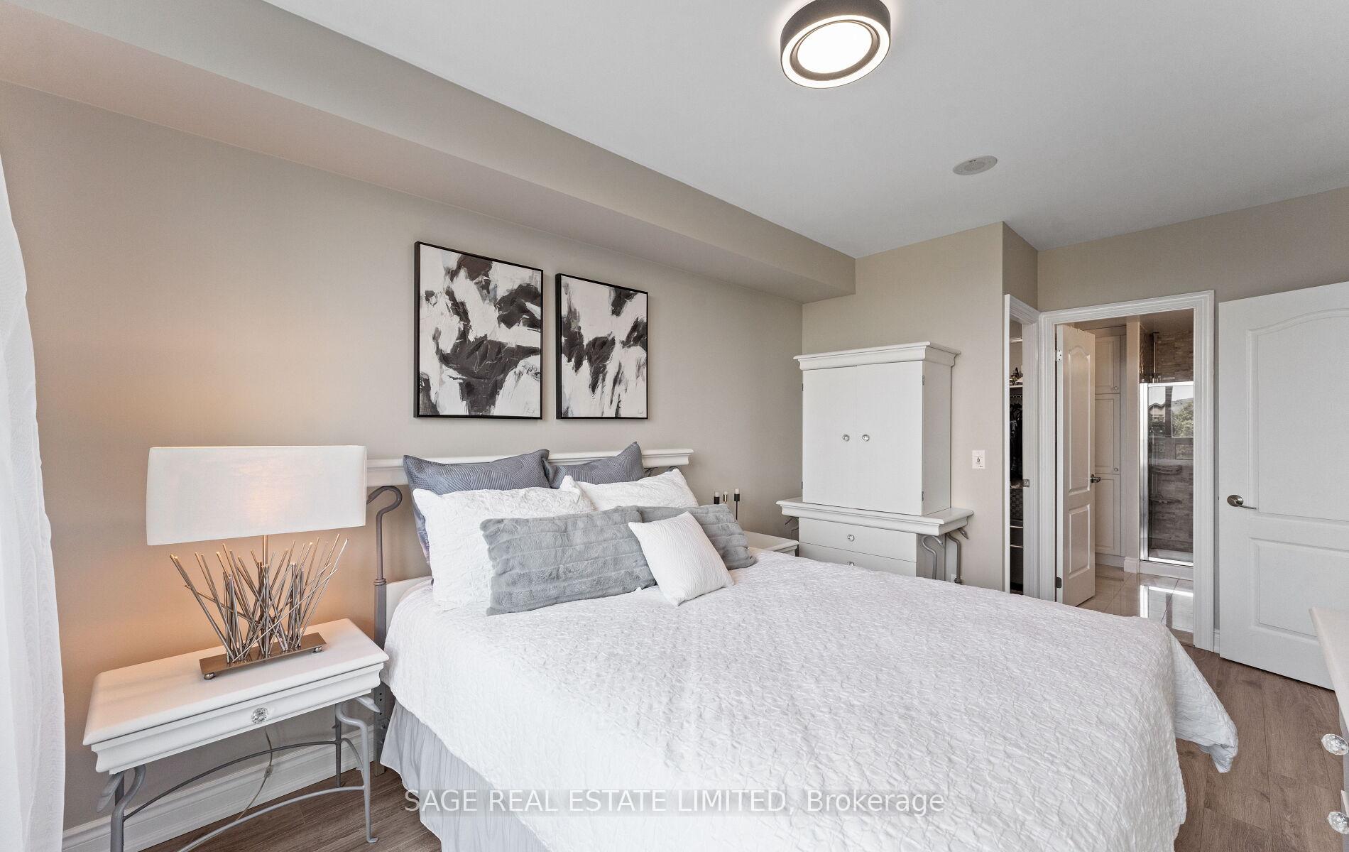 2 Bedrooms Condo at 88 Promenade, Vaughan For sale