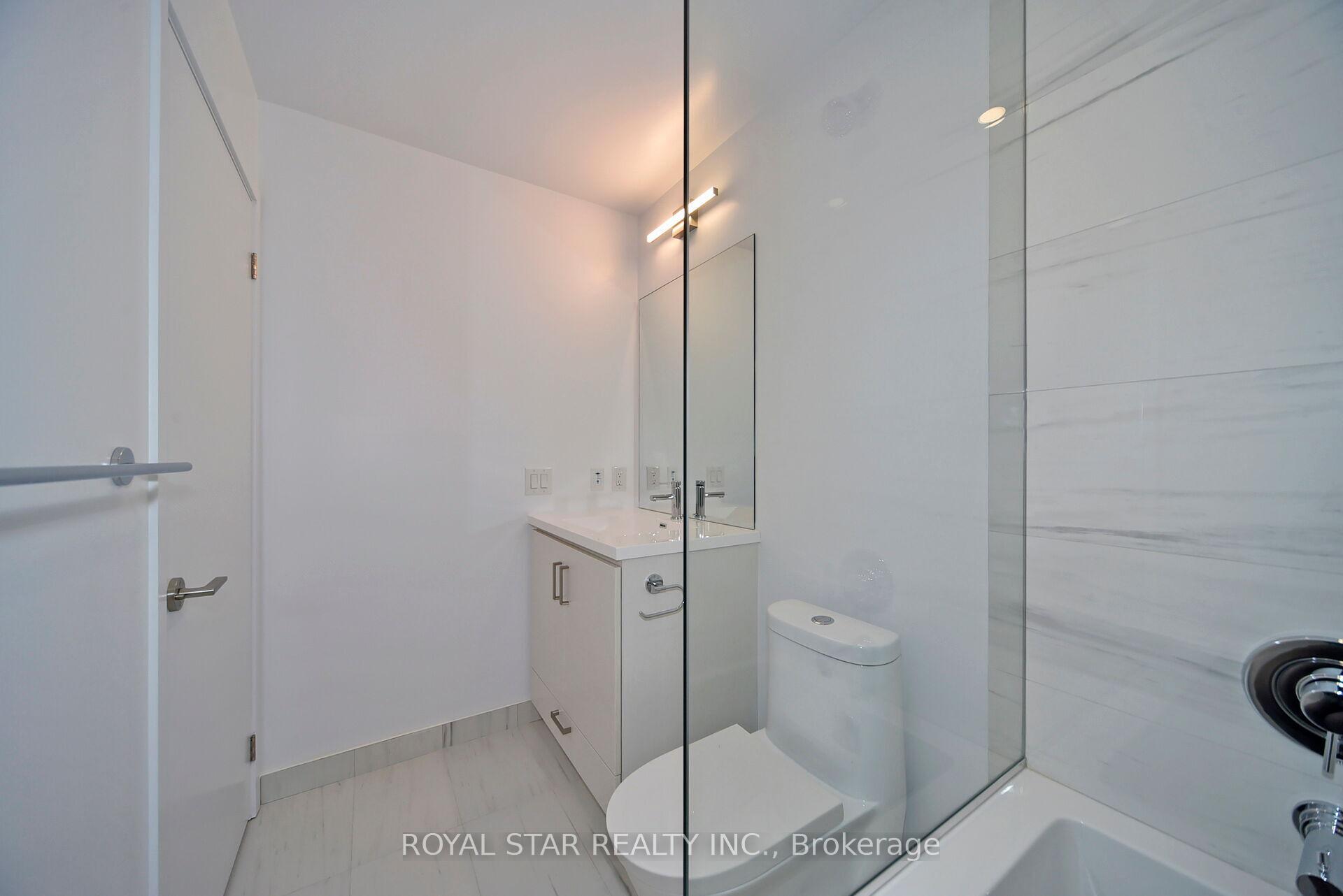 2 Bedrooms Condo at 10 Honeycrisp, Vaughan For sale
