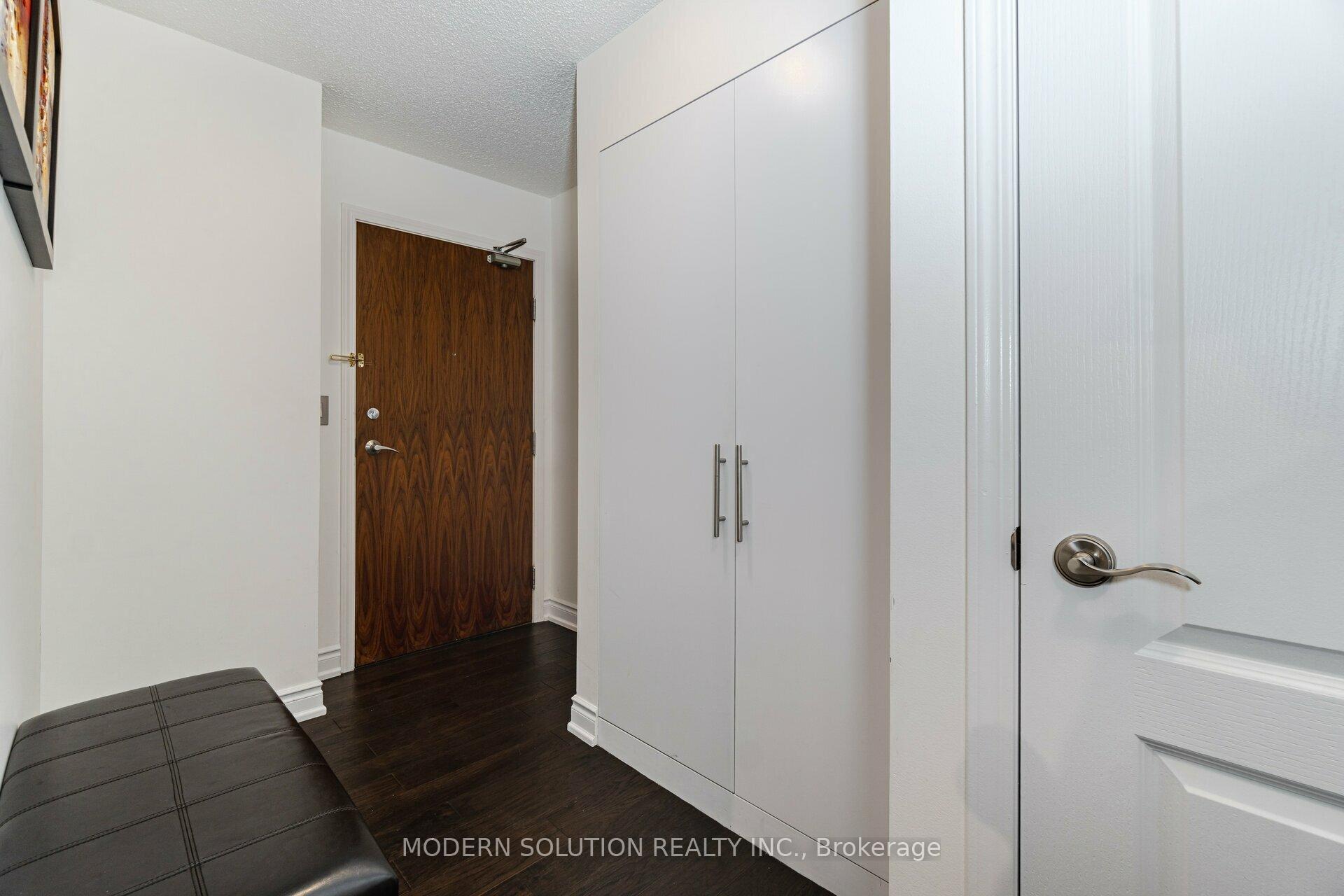 2 Bedrooms Condo at 1 Elm, Mississauga For sale
