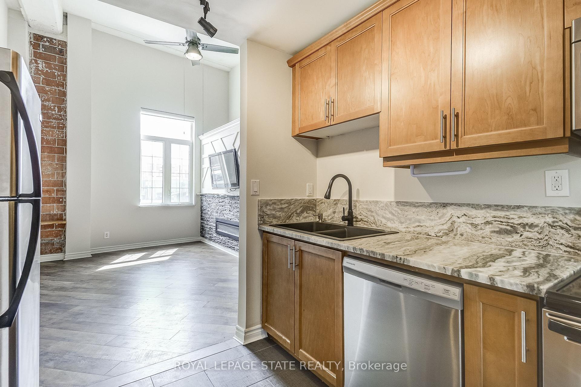2 Bedrooms Condo at 80 King William, Hamilton For sale