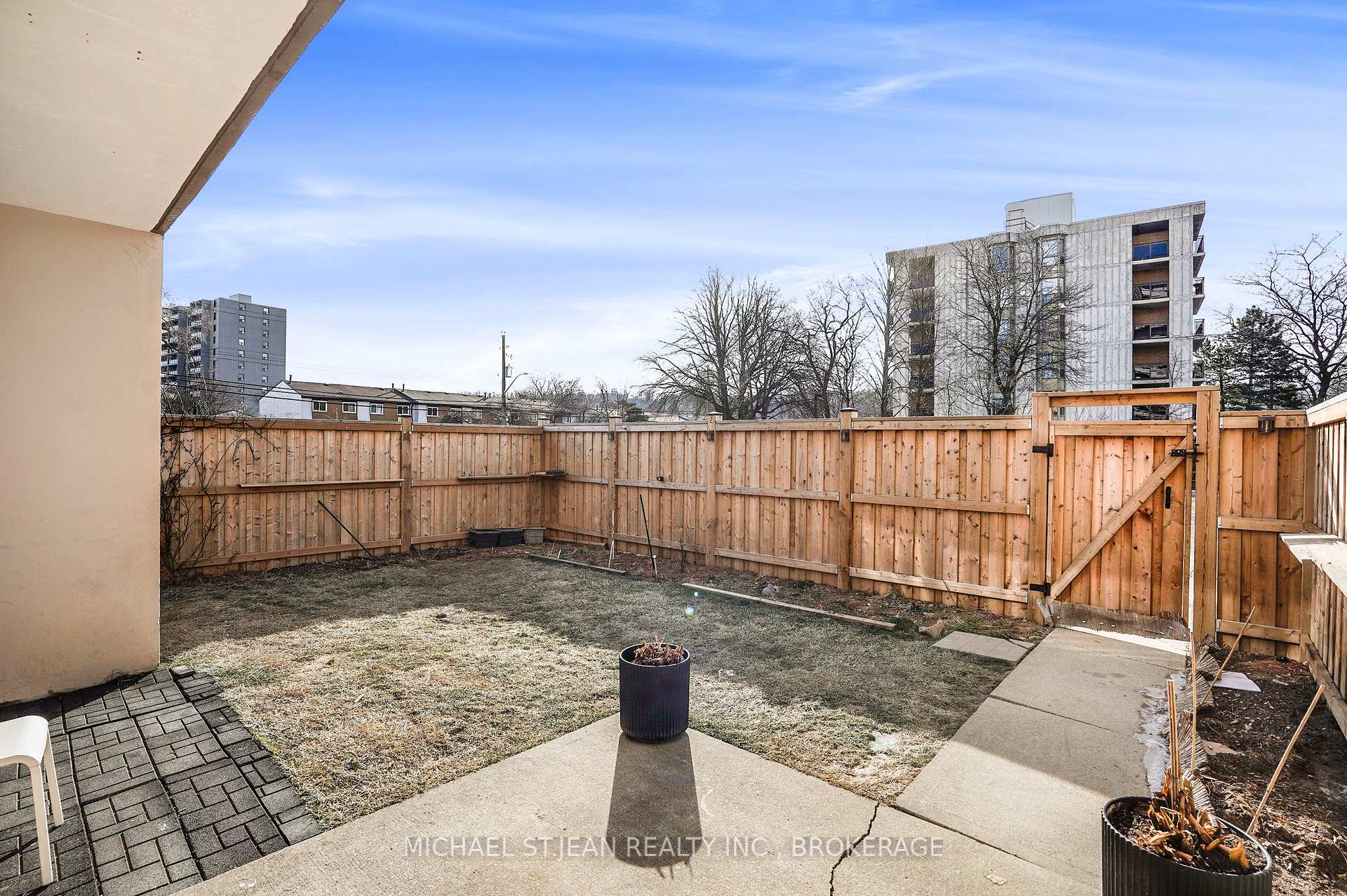 3 Bedrooms Condo at 15 Albright,  Hamilton For sale