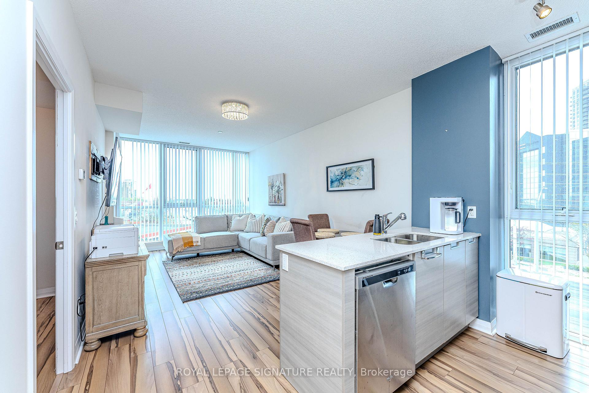 2 Bedrooms Condo at 55 Eglinton, Mississauga For sale