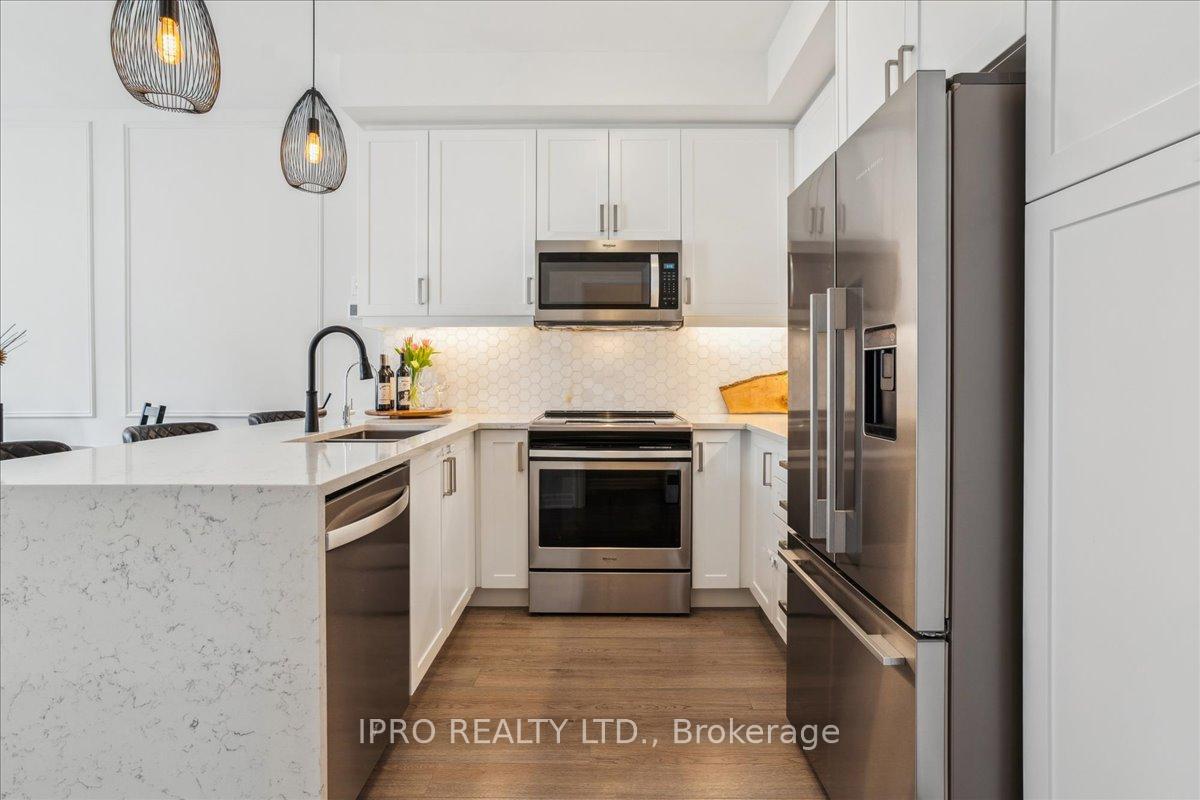 2 Bedrooms Condo at 652 Cricklewood, Mississauga For sale