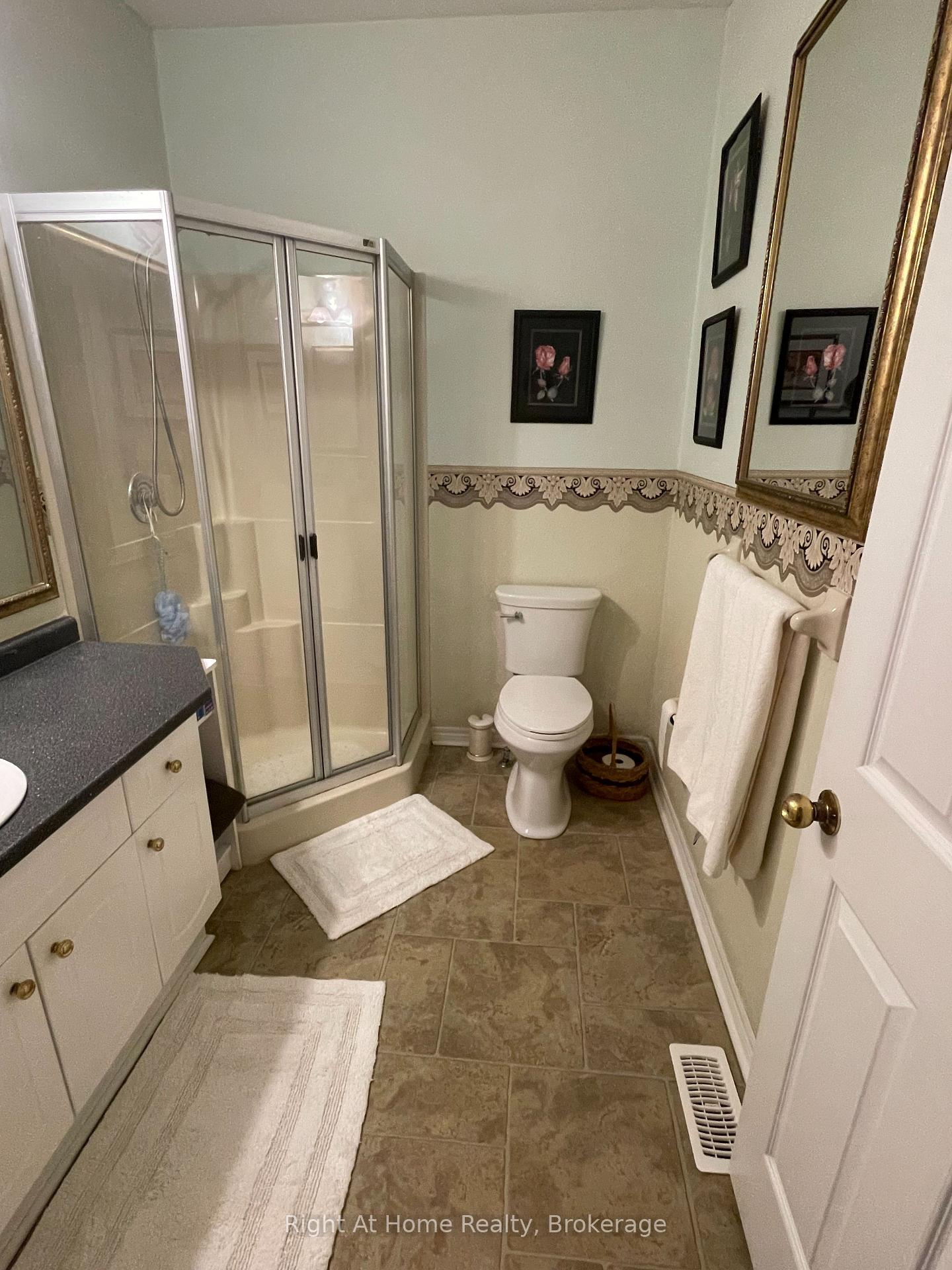 2 Bedrooms Condo at 84 Greentrail, Hamilton For sale