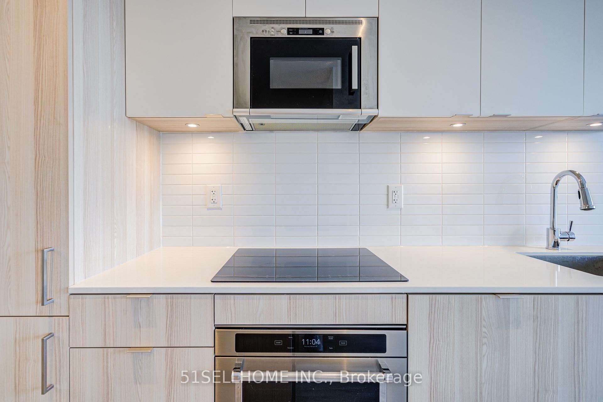2 Bedrooms Condo at 215 Lakeshore,  Mississauga For sale