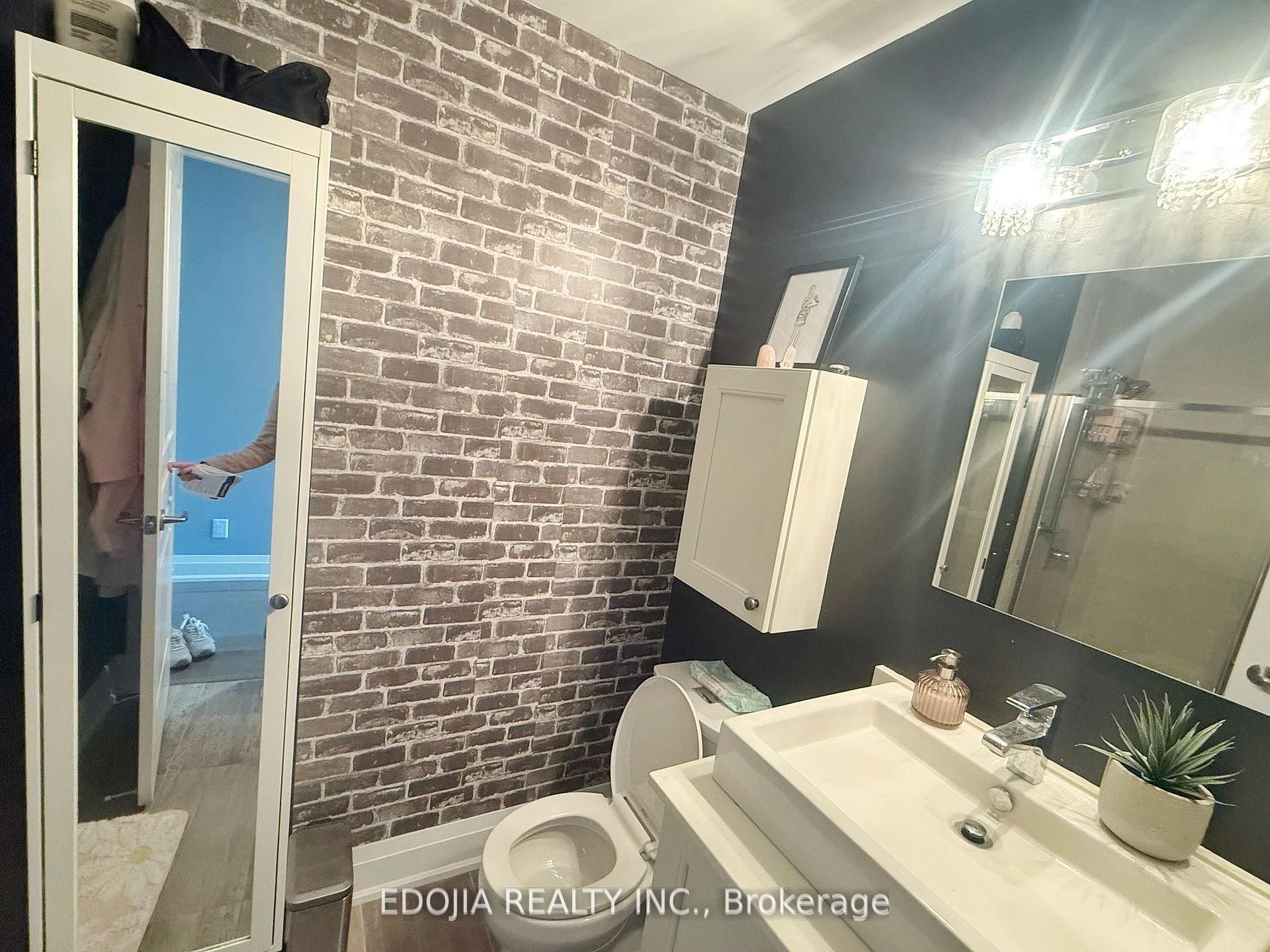 1 Bedroom Condo at 8302 Islington, Vaughan For sale