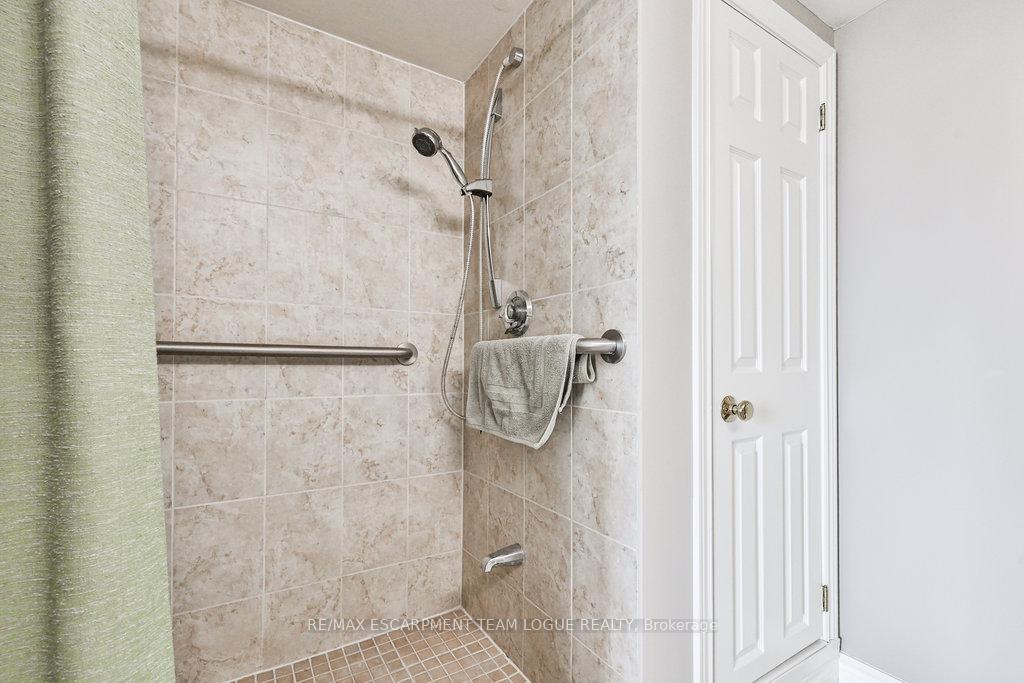 2 Bedrooms Condo at 2121 Lakeshore,  Burlington For sale