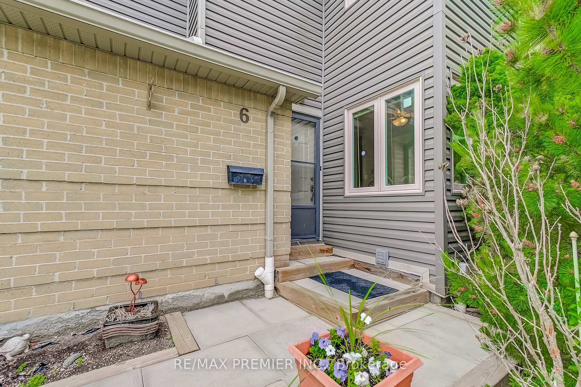 4 Bedrooms Condo at 3600 Colonial, Mississauga For sale