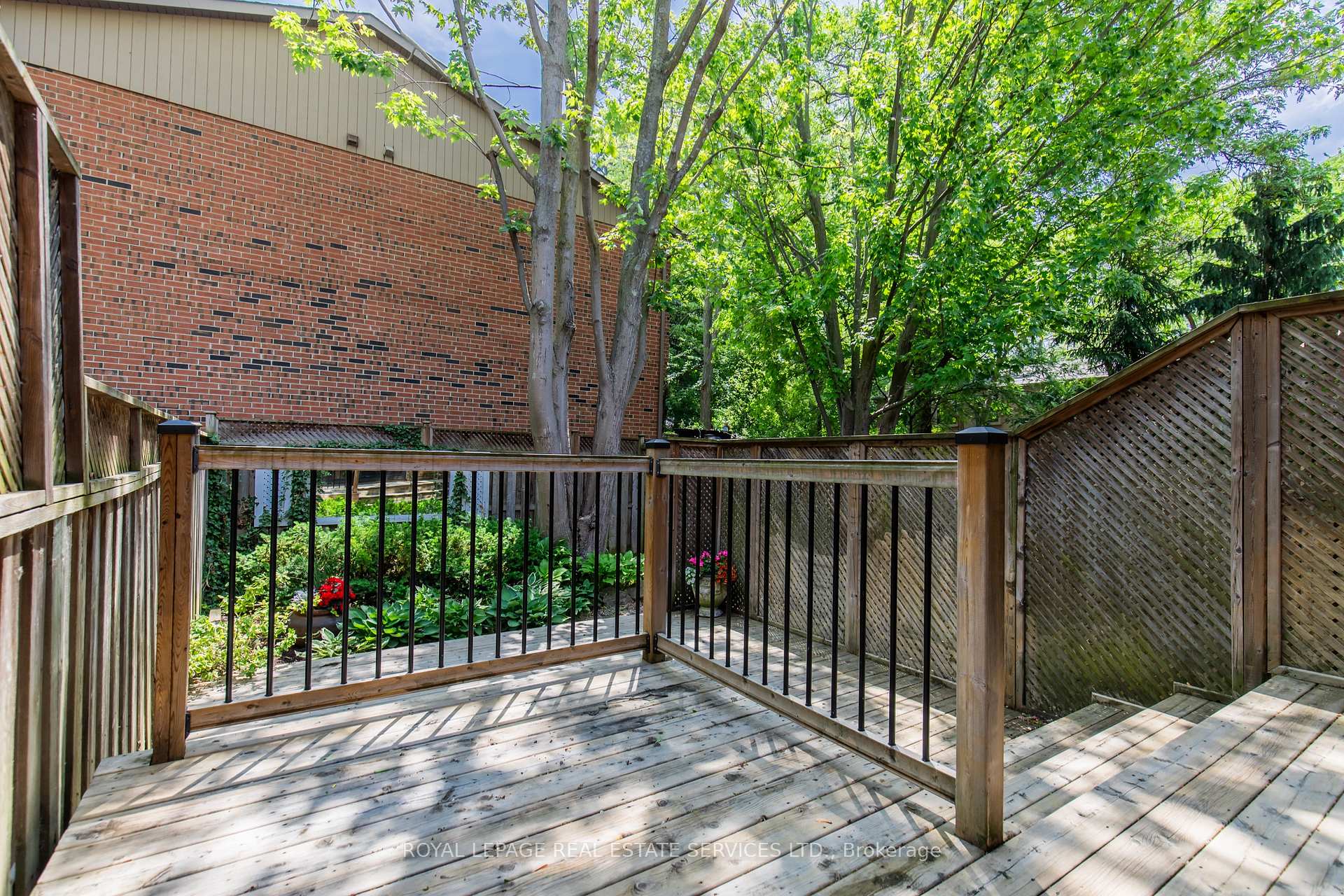 3 Bedrooms Condo at 3122 Lakeshore, Oakville For sale