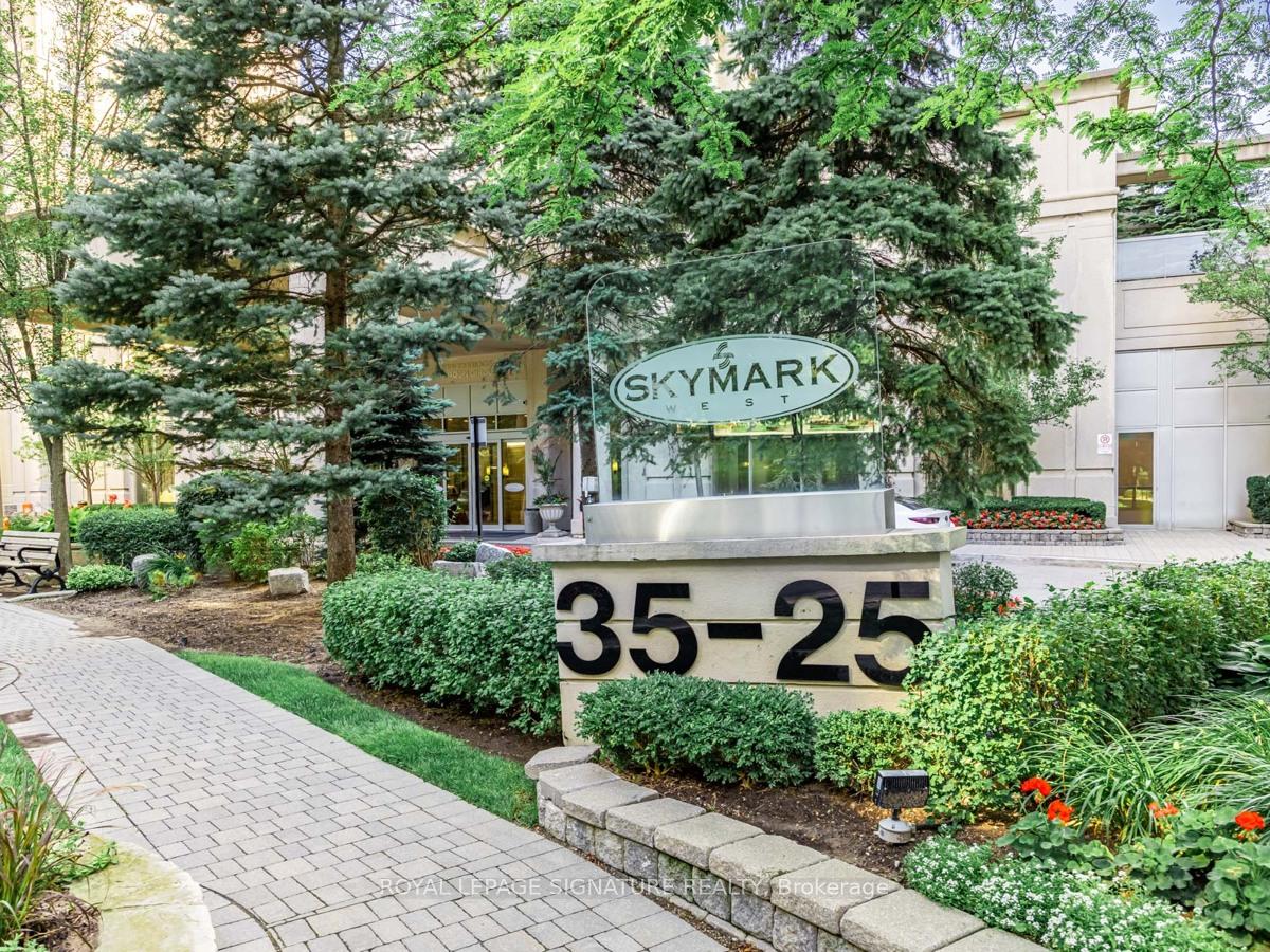 2 Bedrooms Condo at 35 Kingsbridge Garden, Mississauga For sale