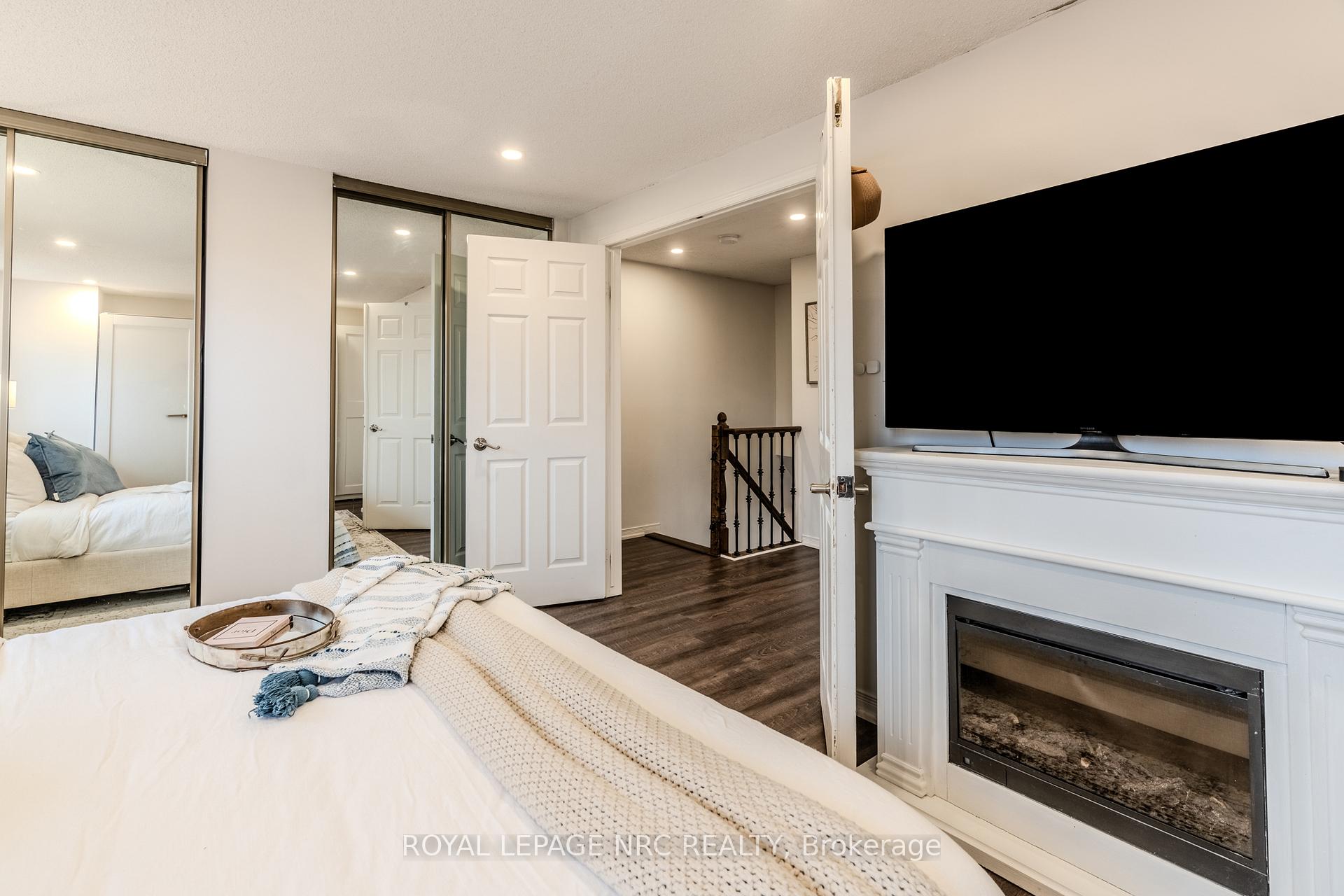 3 Bedrooms Condo at 29 Heritage, Hamilton For sale
