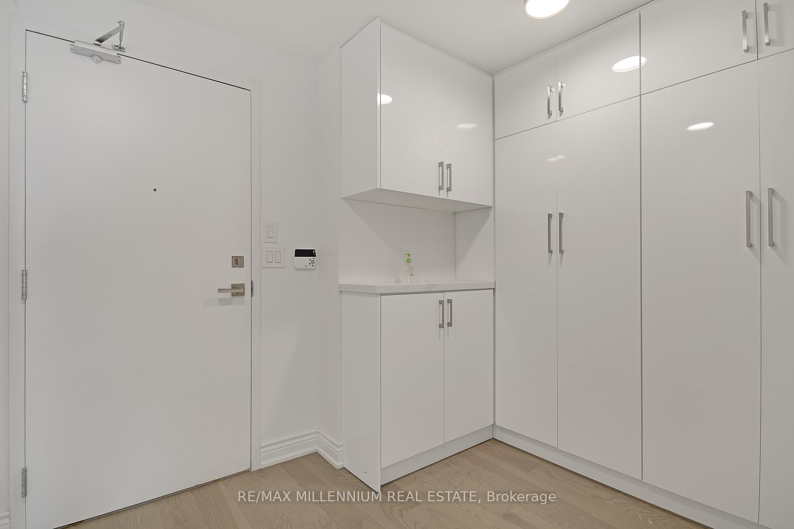 3 Bedrooms Condo at 12 York,  Toronto For sale