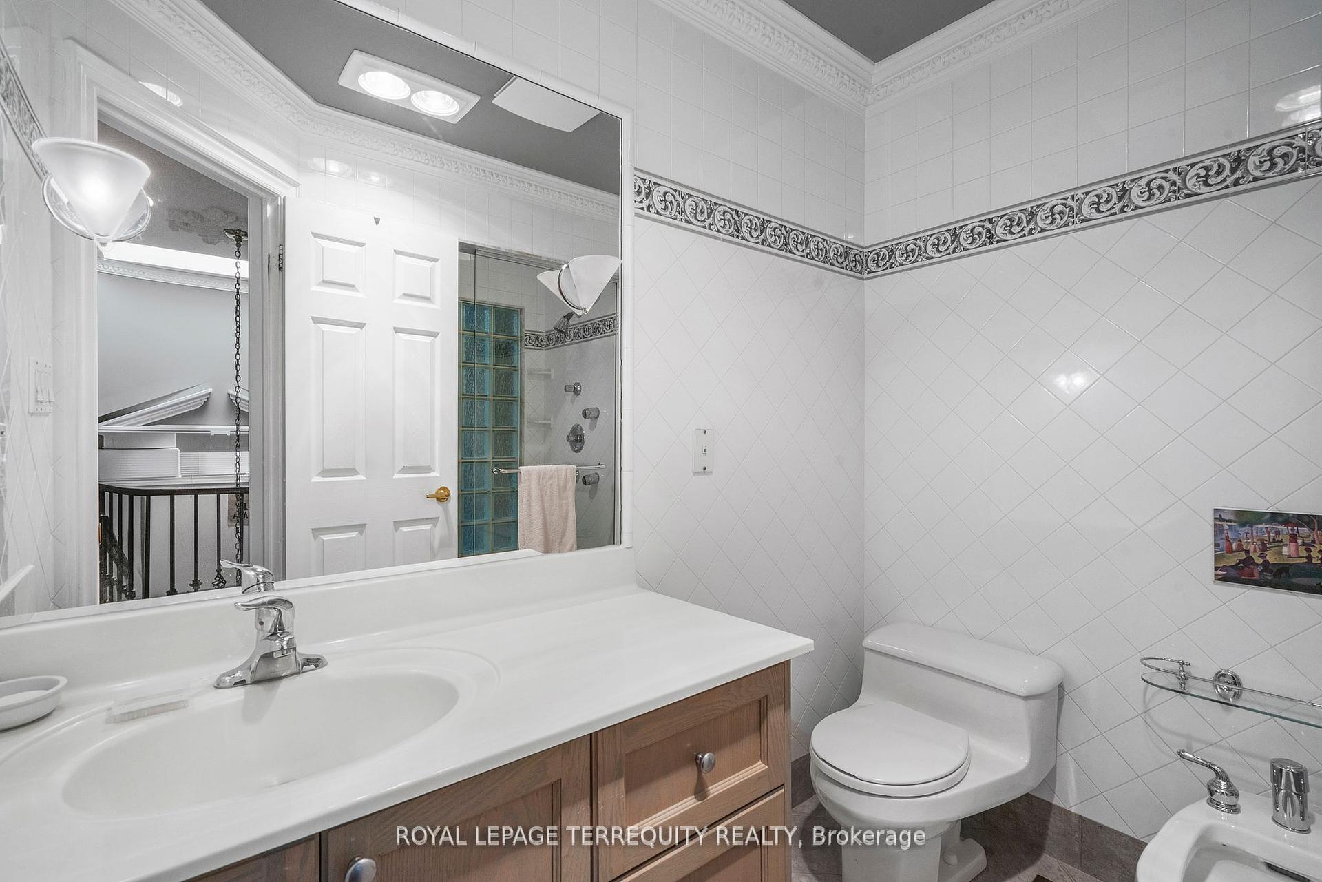 3 Bedrooms Condo at 197 La Rose, Toronto For sale