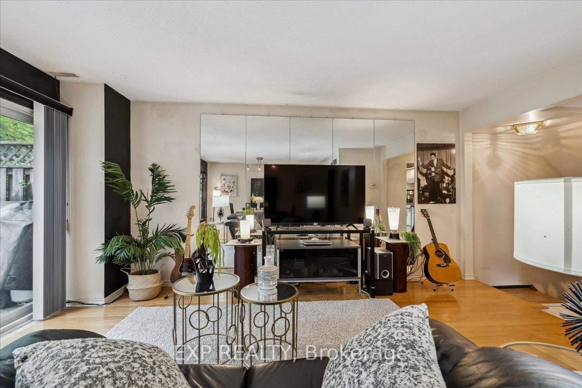 3 Bedrooms Condo at 62 Tamarack, Toronto For sale