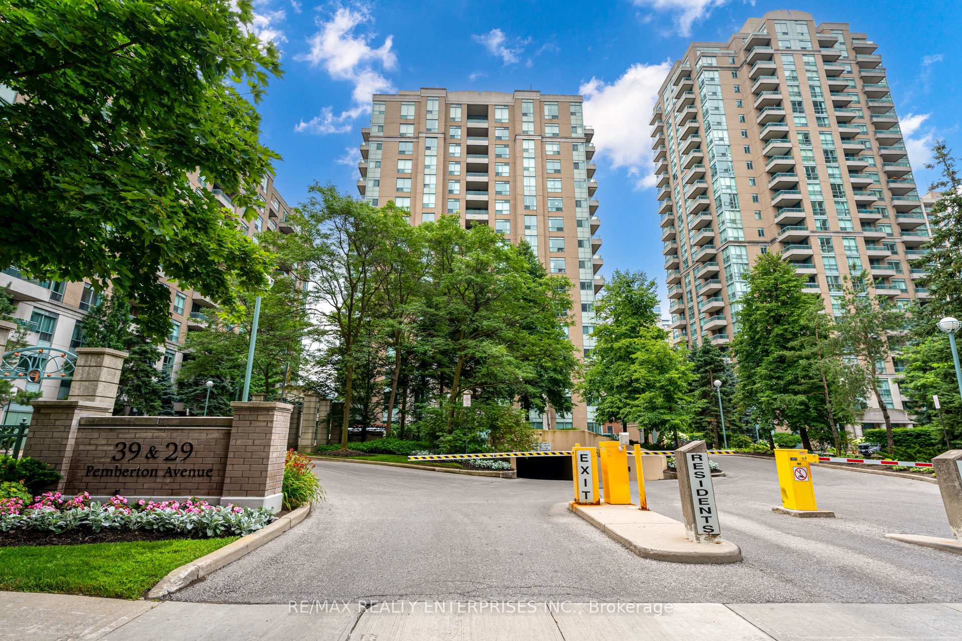 2 Bedrooms Condo at 29 Pemberton, Toronto For sale