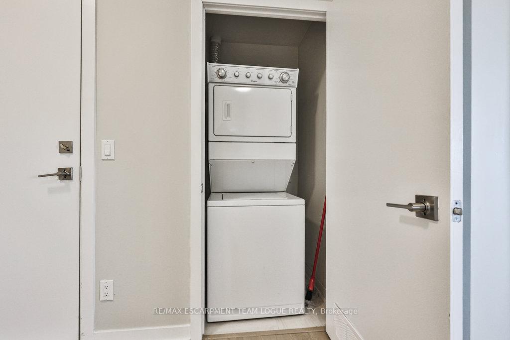 2 Bedrooms Condo at 2081 Fairview,  Burlington For sale