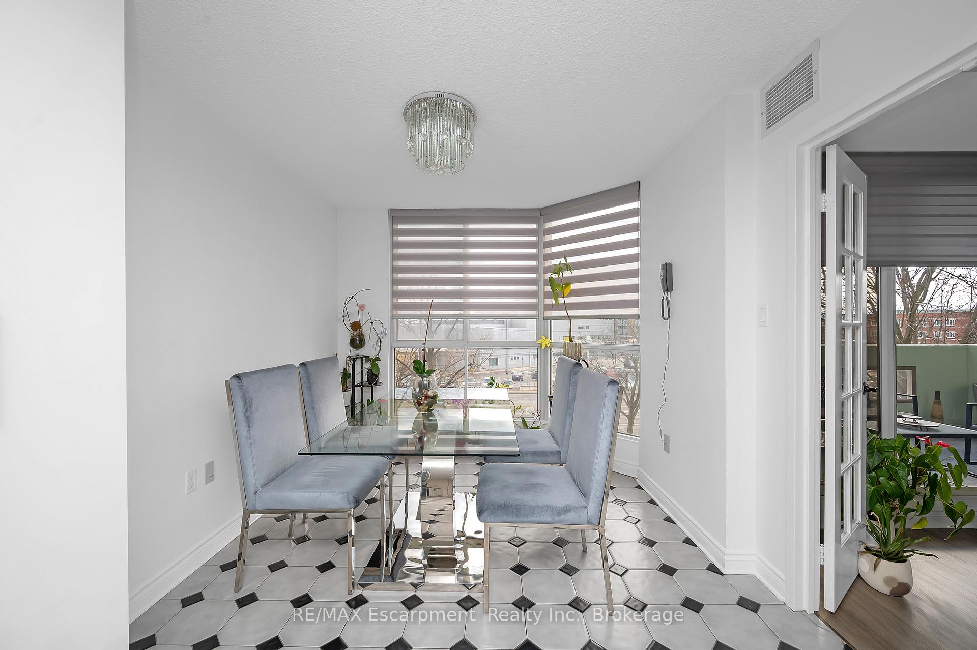 3 Bedrooms Condo at 1237 North Shore, Burlington For sale