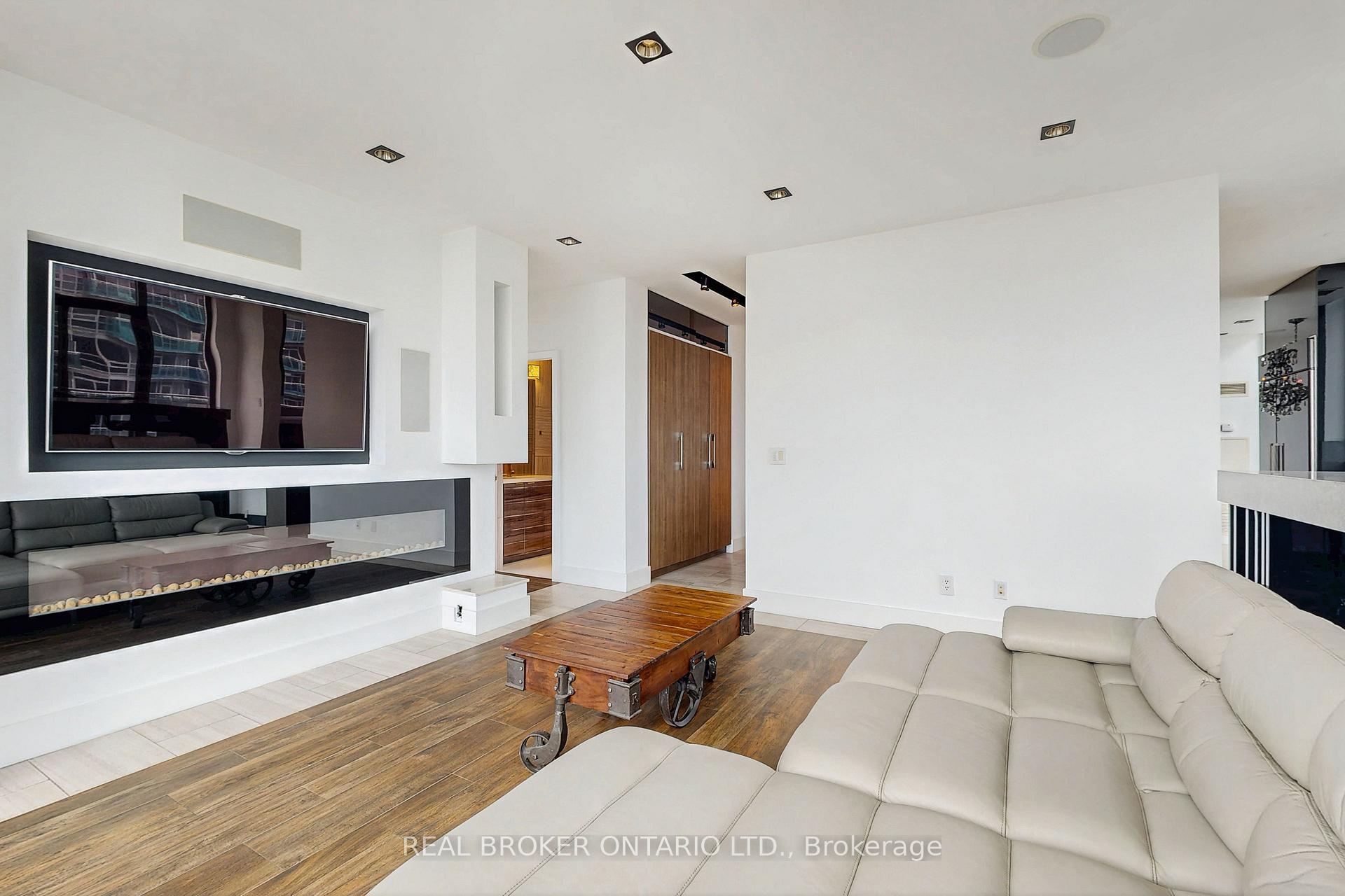 2 Bedrooms Condo at 2121 Lakeshore,  Toronto For sale