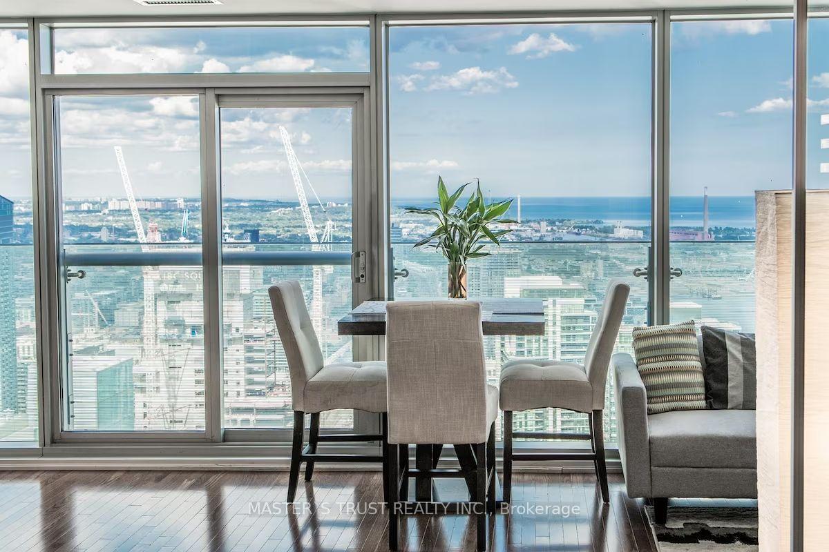 2 Bedrooms Condo at 14 York, Toronto For sale