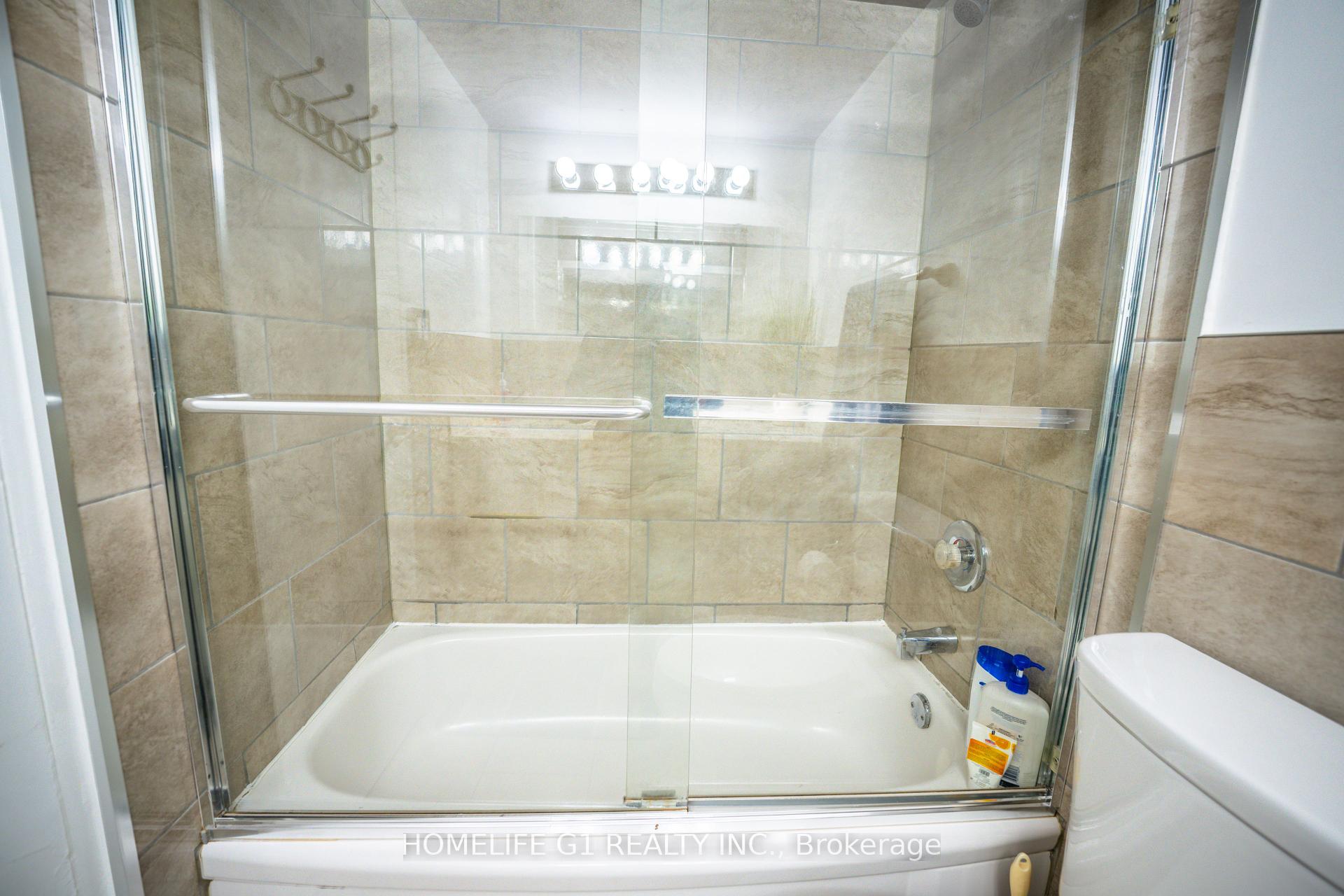 3 Bedrooms Condo at 5 Shady, Toronto For sale