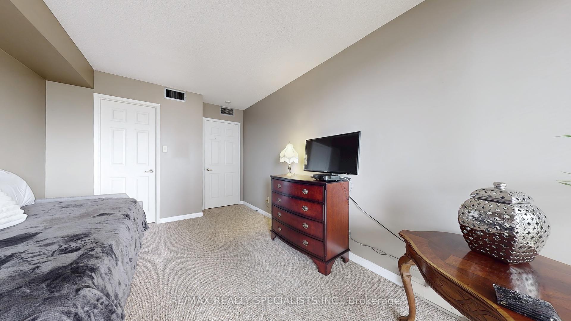 2 Bedrooms Condo at 45 Kingsbridge Garden, Mississauga For sale