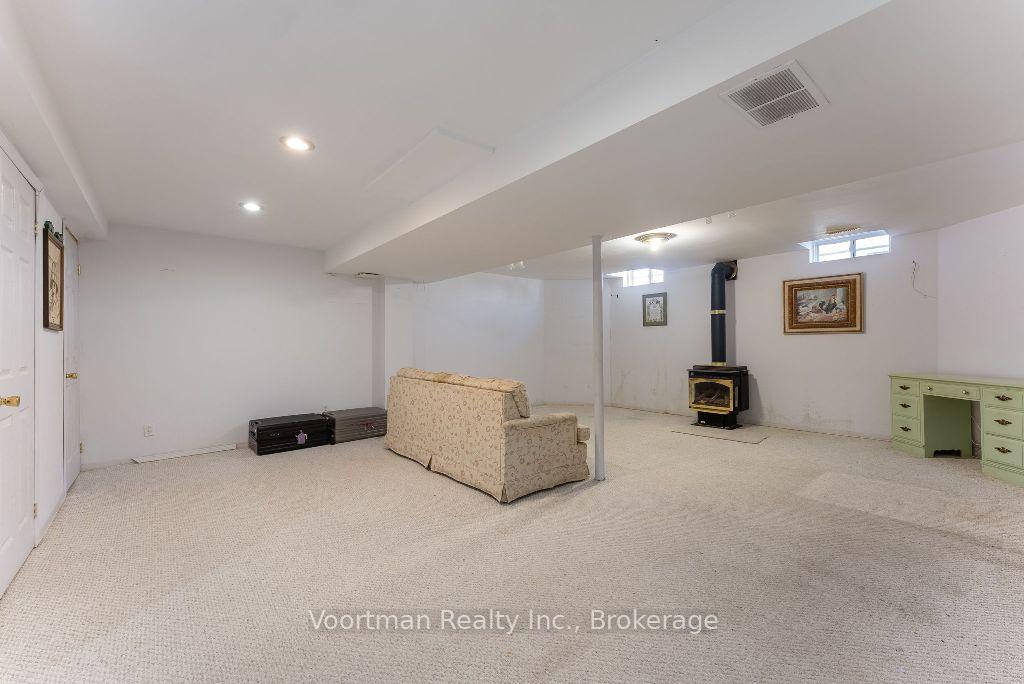 2 Bedrooms Condo at 360 Silverbirch,  Hamilton For sale