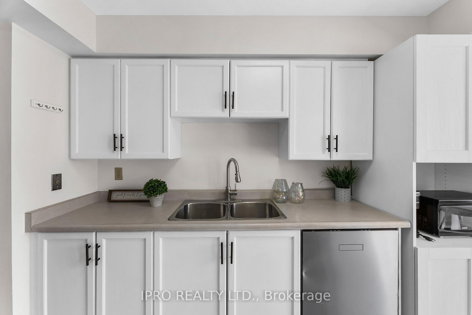 3 Bedrooms Condo at 700 Constellation, Mississauga For sale