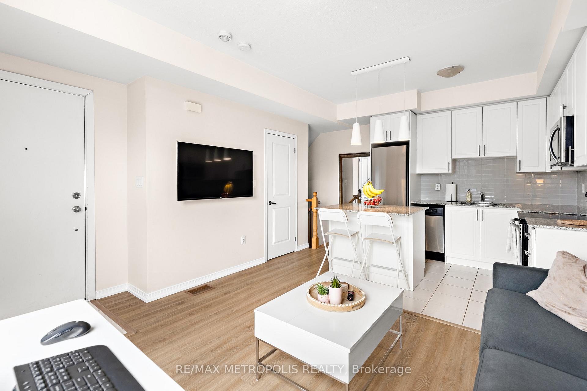 2 Bedrooms Condo at 24 Fieldway,  Toronto For sale