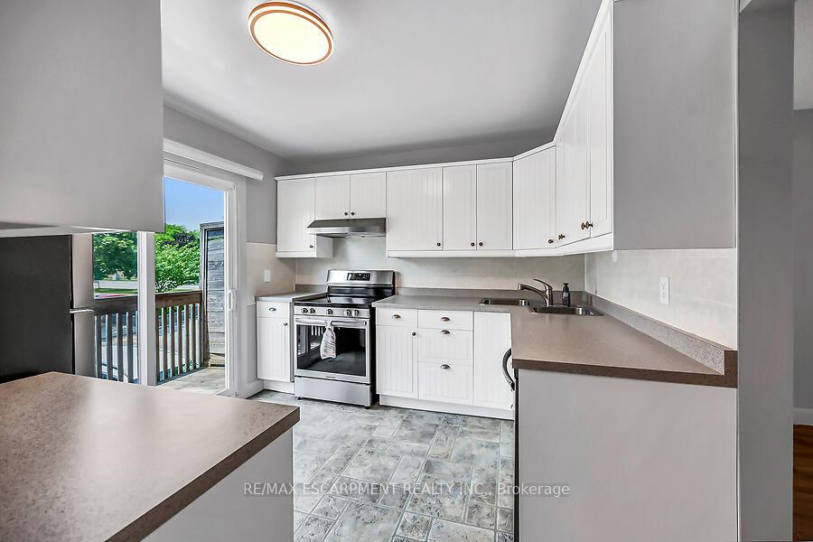 3 Bedrooms Condo at 1115 Paramount, Hamilton For sale