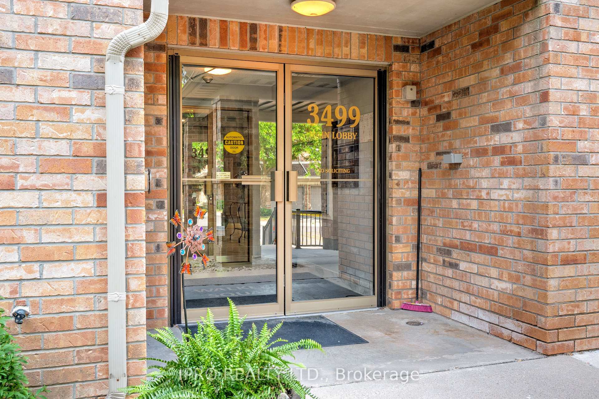 2 Bedrooms Condo at 3499 Upper Middle, Burlington For sale