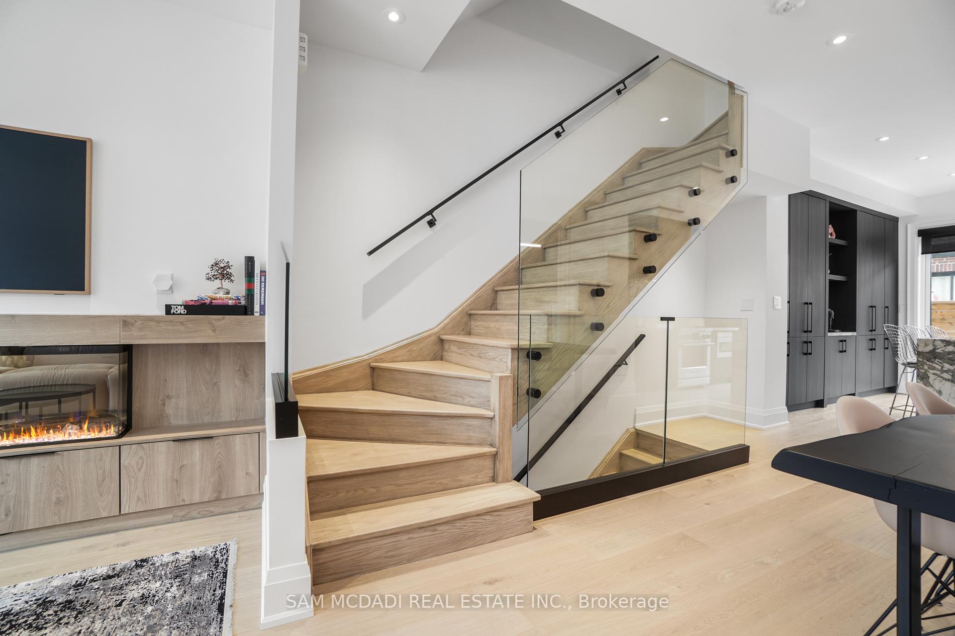 3 Bedrooms Condo at 10 Lunar, Mississauga For sale