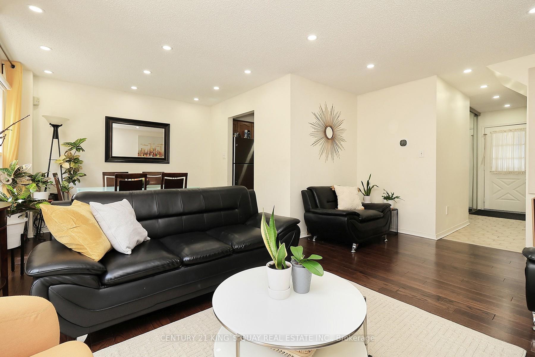 4 Bedrooms Condo at 25 Whitecap, Toronto For sale