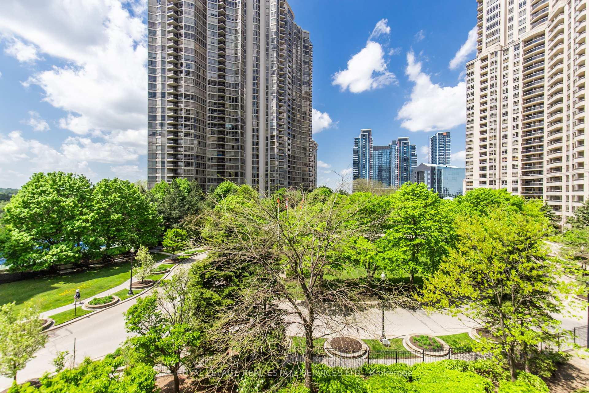 3 Bedrooms Condo at 25 Kingsbridge Garden, Mississauga For sale