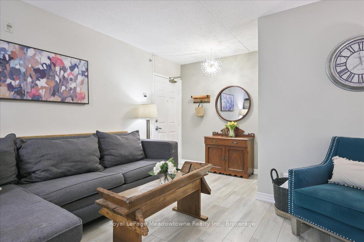 2 Bedrooms Condo at 1450 Bishops, Oakville For sale