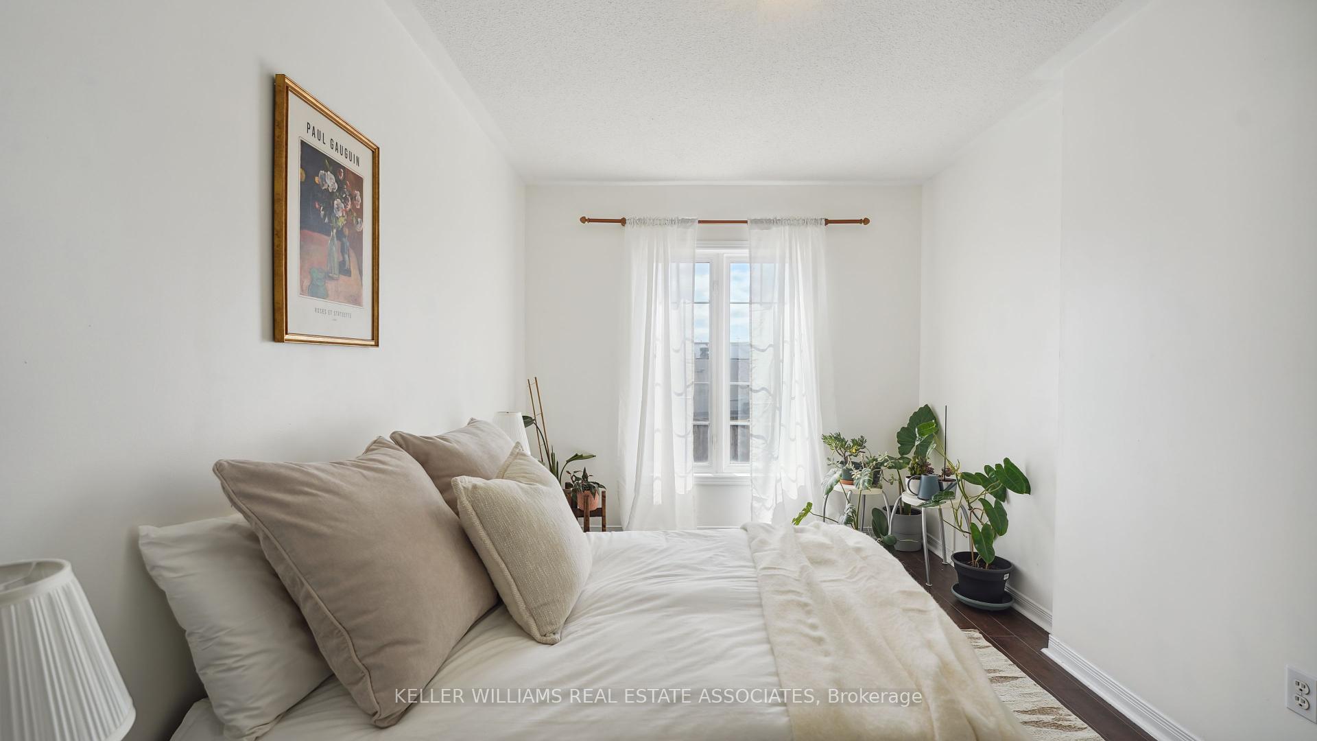 3 Bedrooms Condo at 6399 Spinnaker, Mississauga For sale