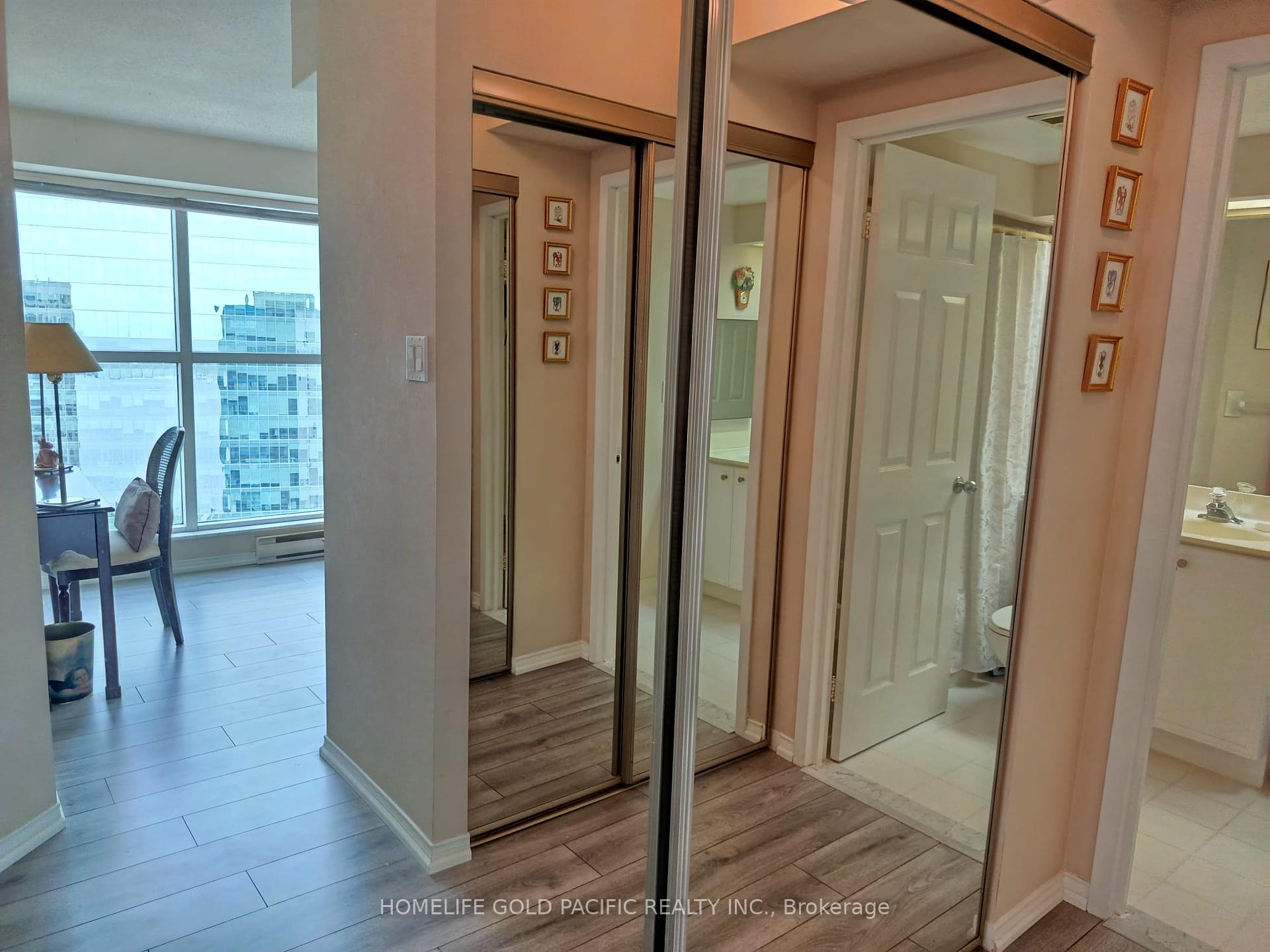 2 Bedrooms Condo at 77 Harbour, Toronto For sale